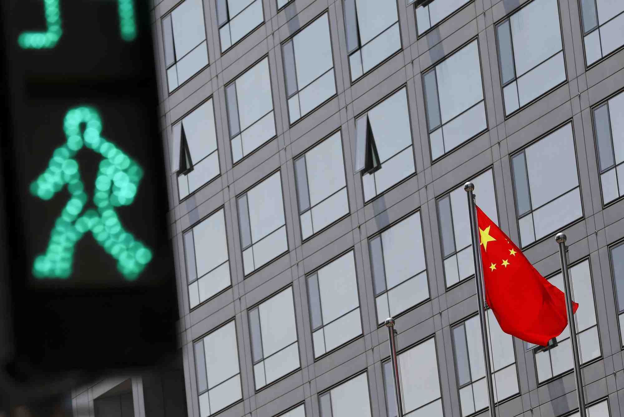 Un drapeau national chinois a l'exterieur du batiment de la china securities regulatory commission (csrc) a pekin