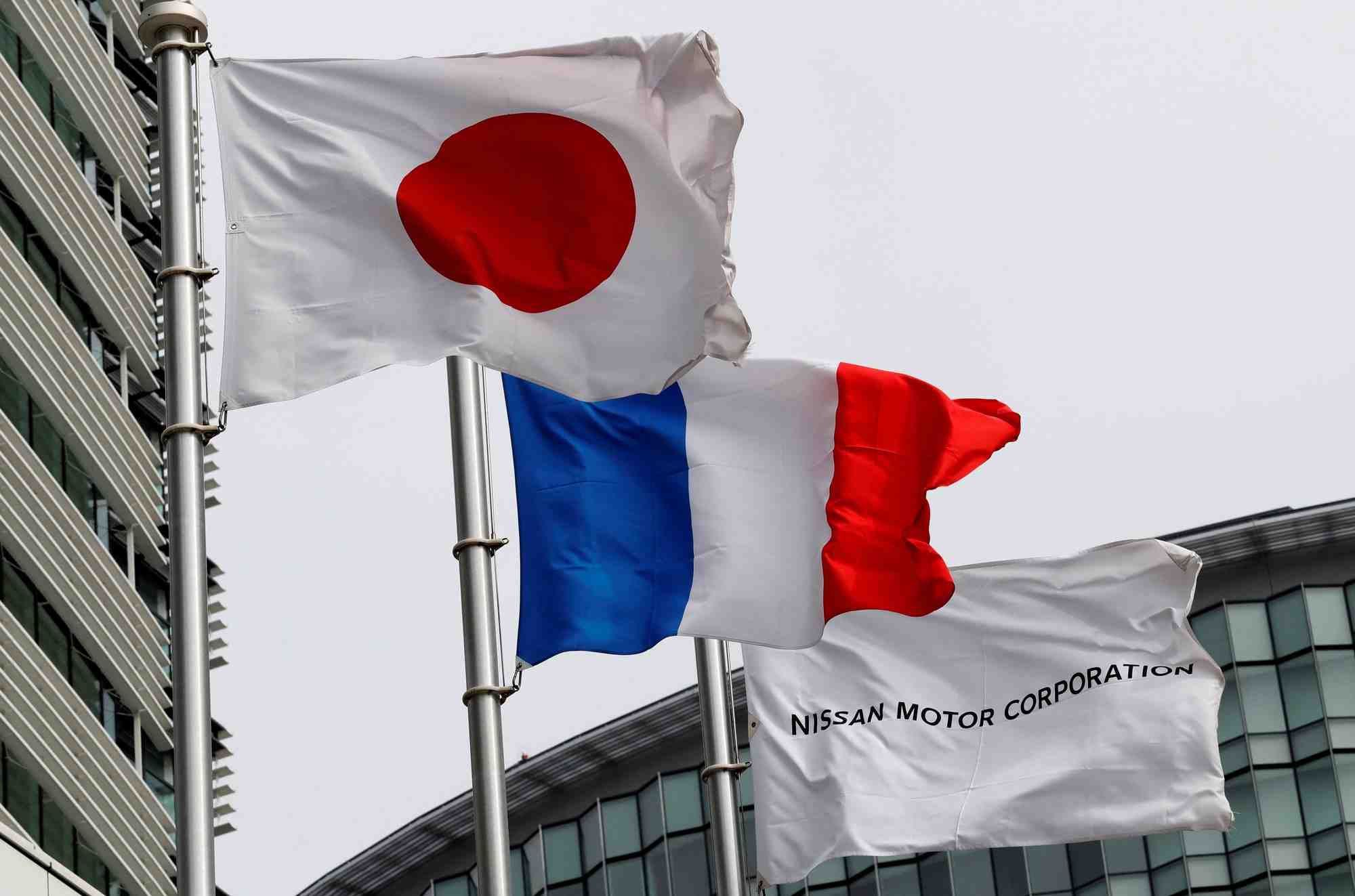Les drapeaux du japon, de la france et de nissan sont visibles au siege mondial de nissan motor co. a yokohama