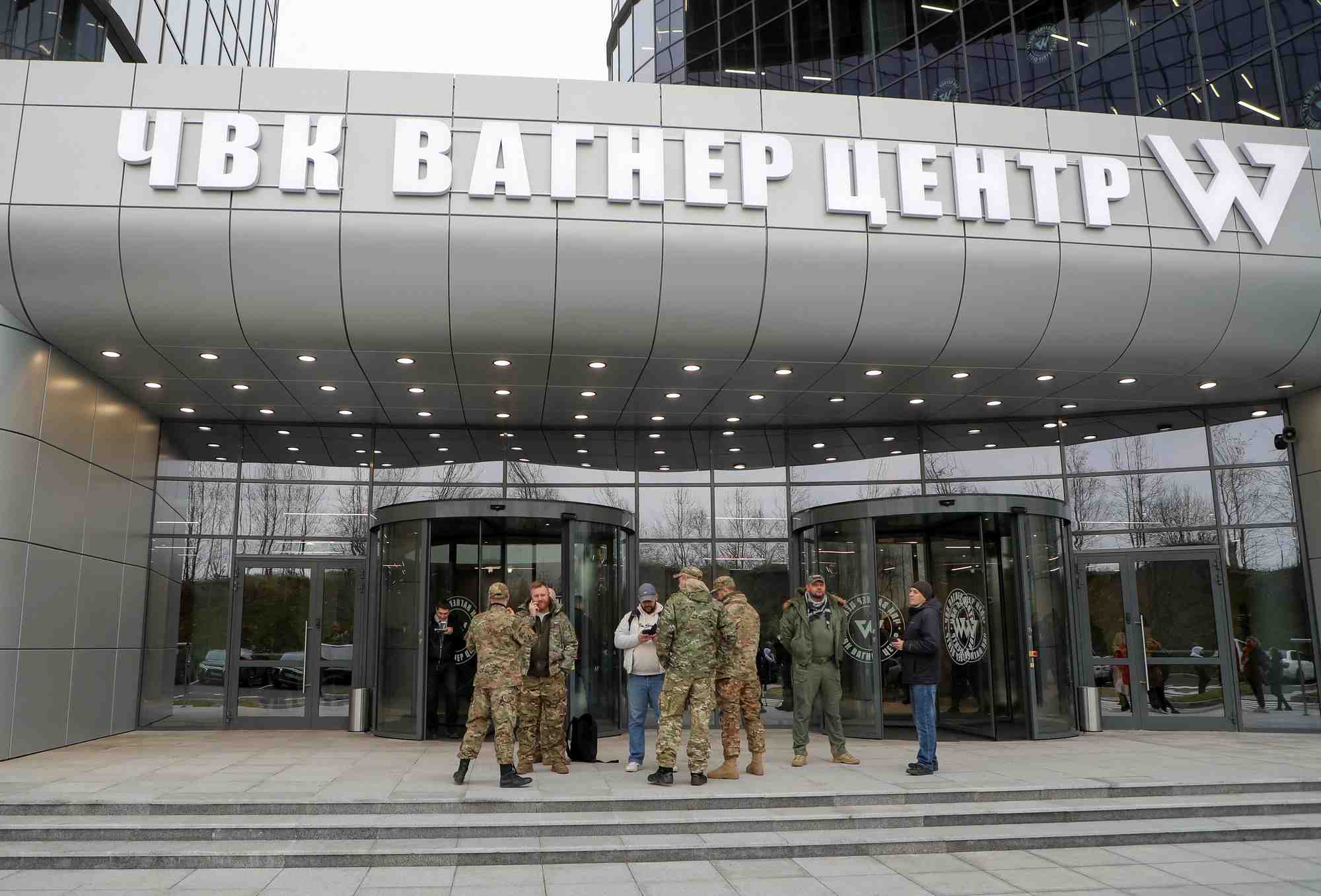 Des gens se rassemblent devant un batiment du groupe wagner a saint-petersbourg, en russie