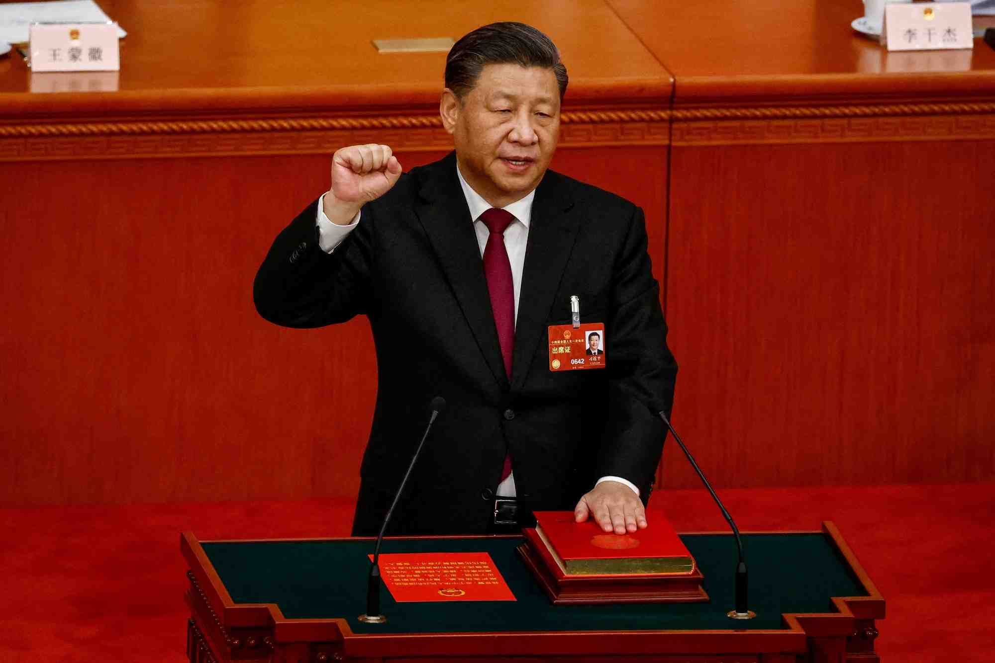 Le president chinois xi jinping prete serment lors de la troisieme session pleniere de l'assemblee populaire nationale