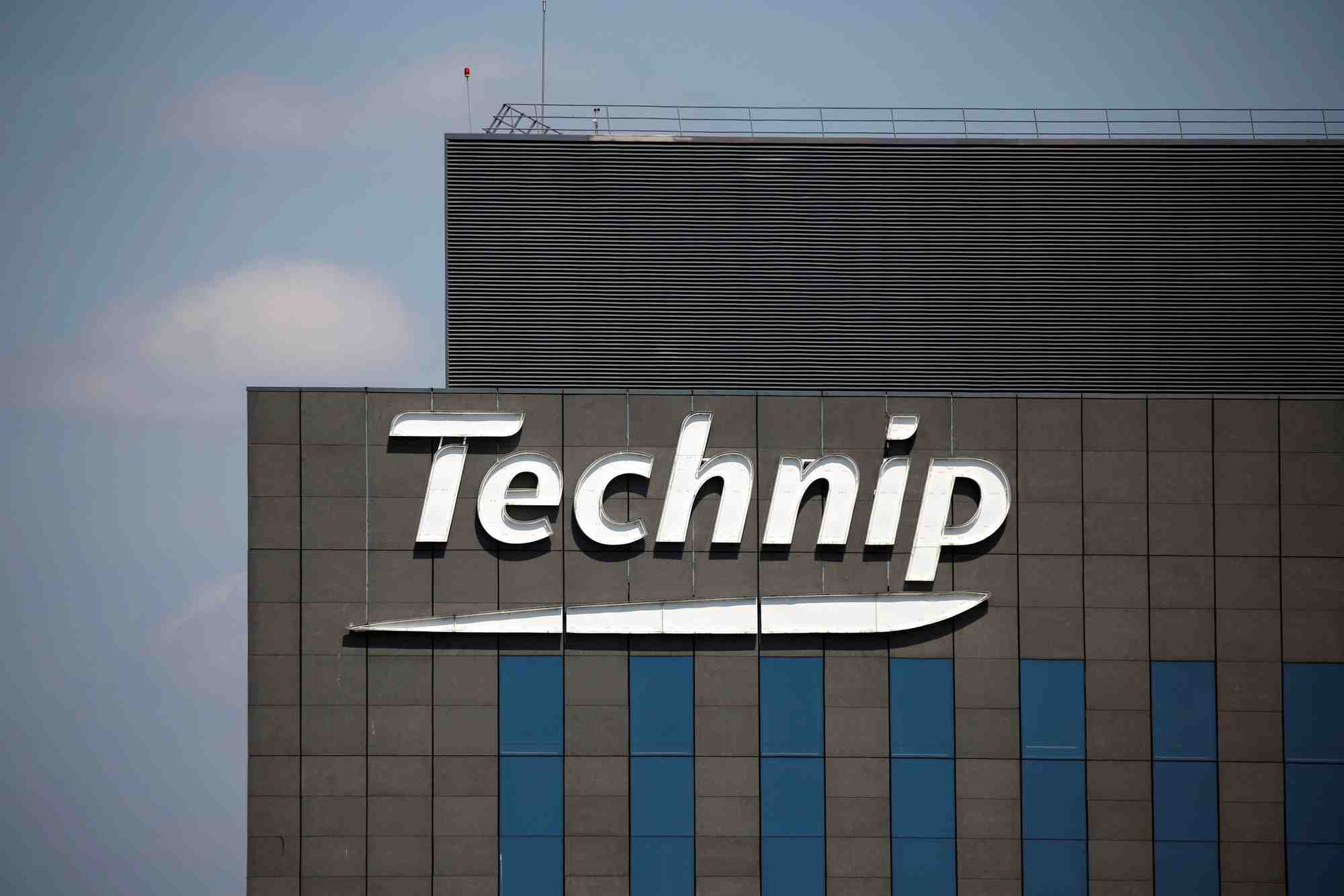 Le logo de technip au sommet de son siege social a la defense