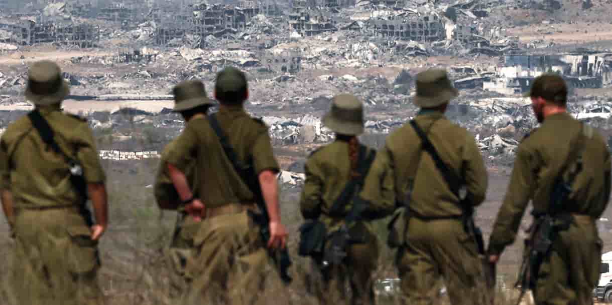 Des soldats israéliens regardent les ruines de Gaza.