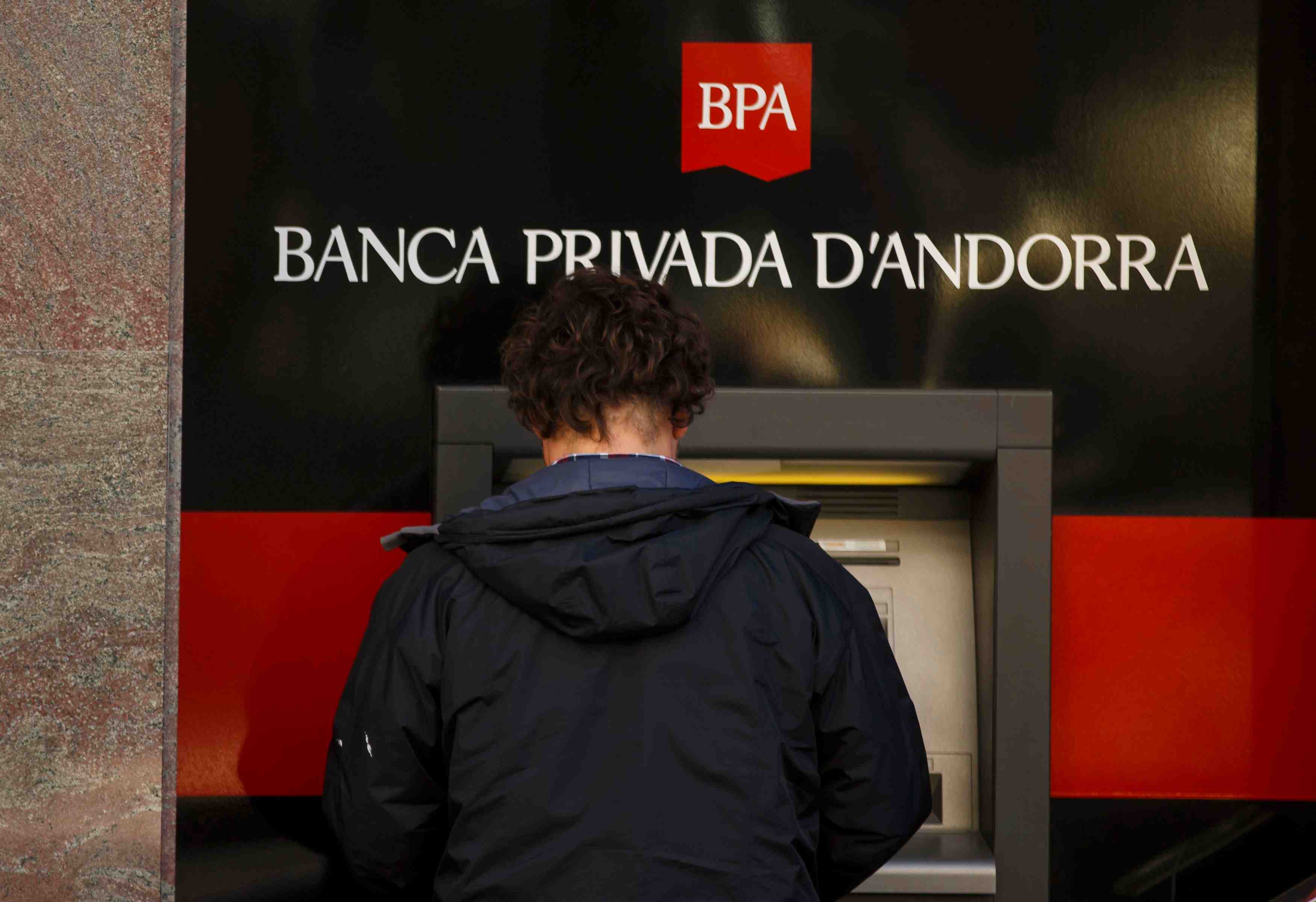Une banque d'andorre plafonne les retraits suf fond de scandale