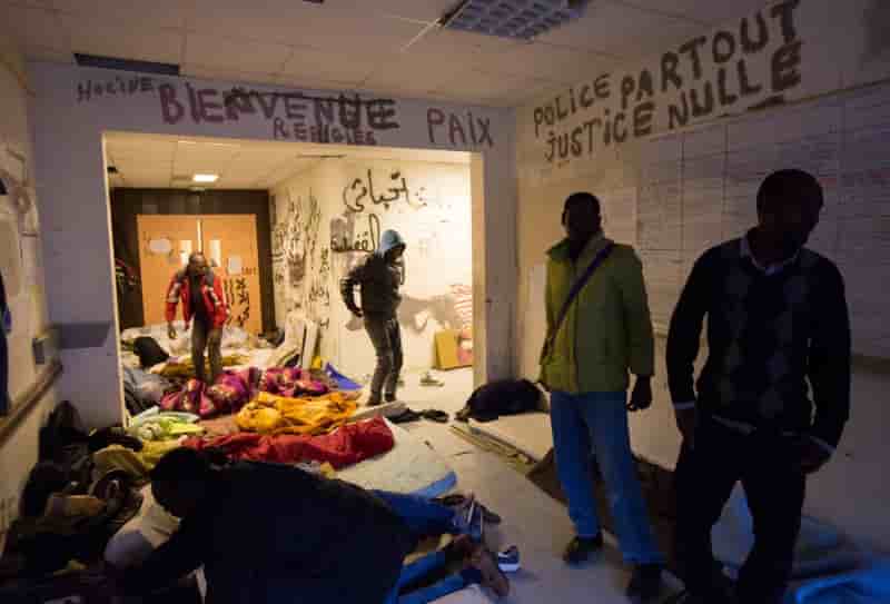 La police evacue un lycee desaffecte de paris occupe par des migrants