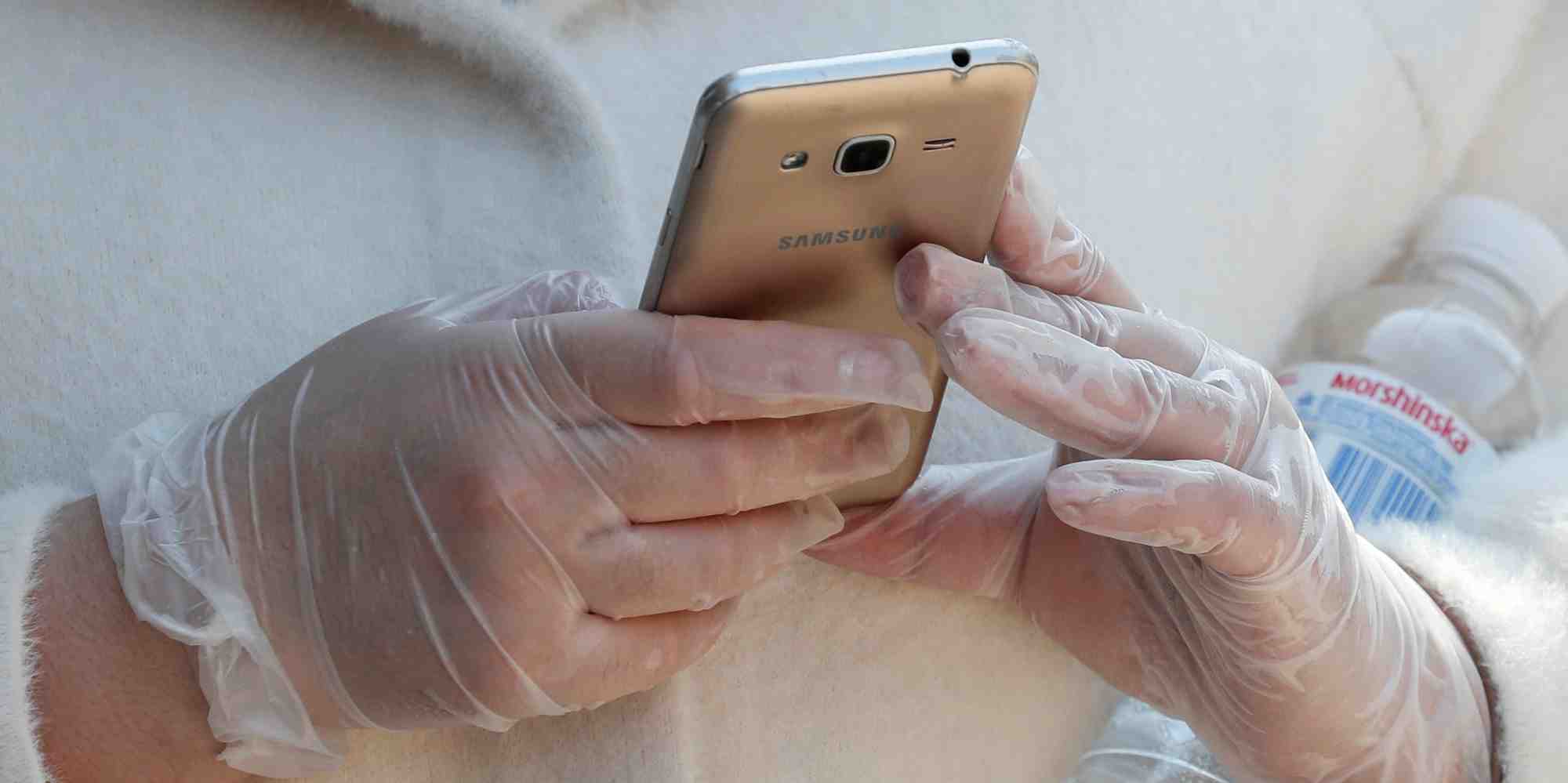 Plusieurs pays recourent déjà à des solutions de "tracking" des personnes via leur smartphone depuis le début de la crise du coronavirus.