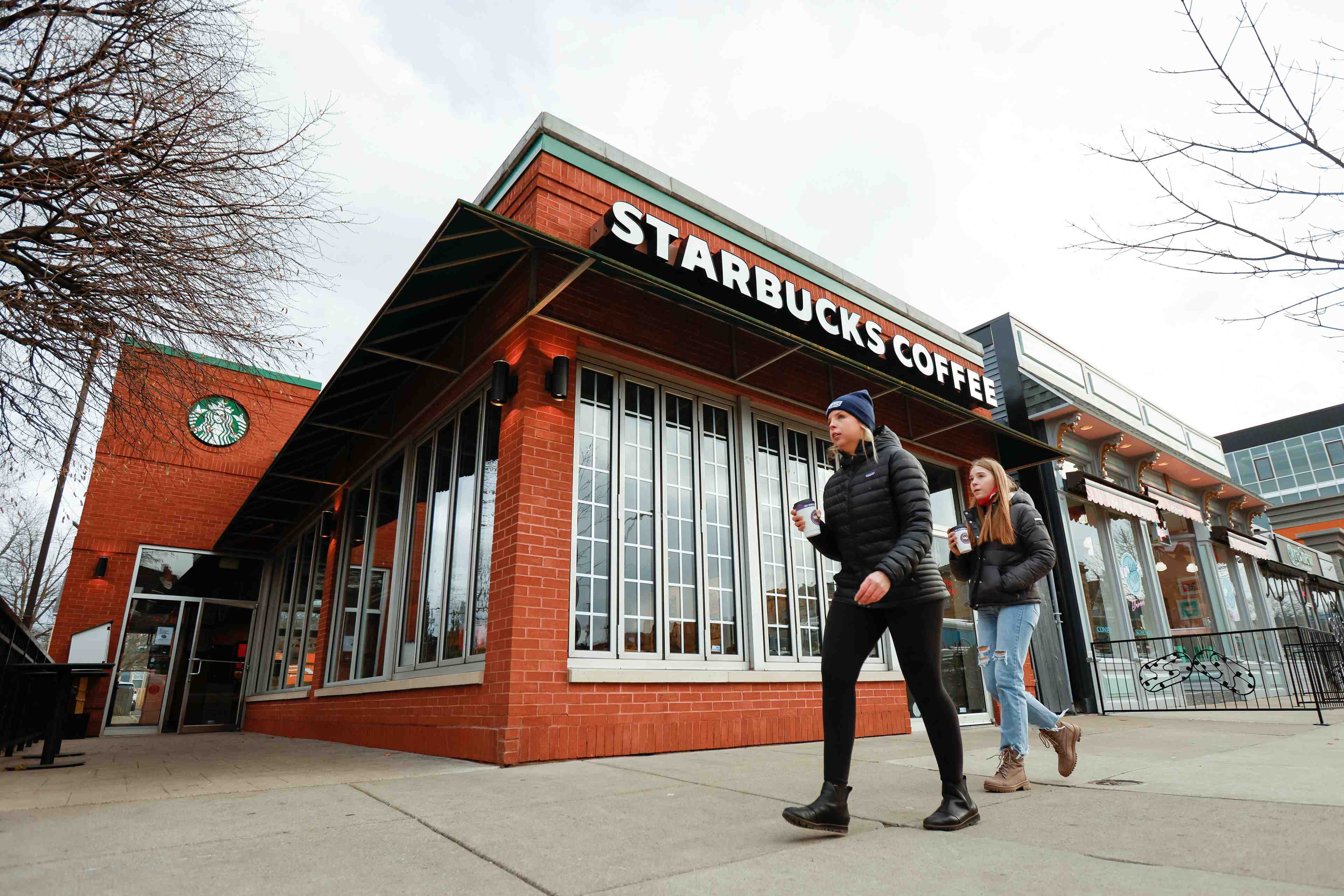 Coronavirus/usa: les employes de starbucks devront etre vaccines ou presenter un test