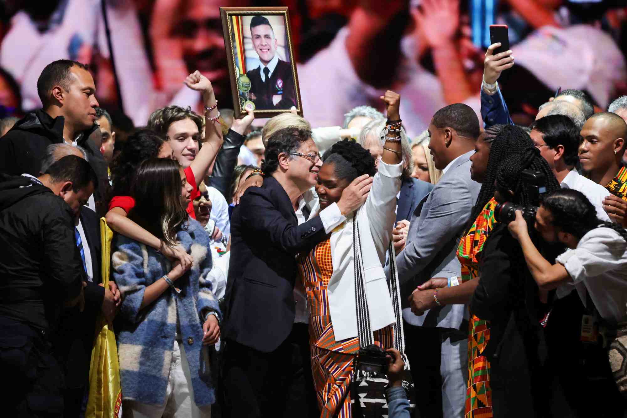 La colombie elit pour la premiere fois un president de gauche