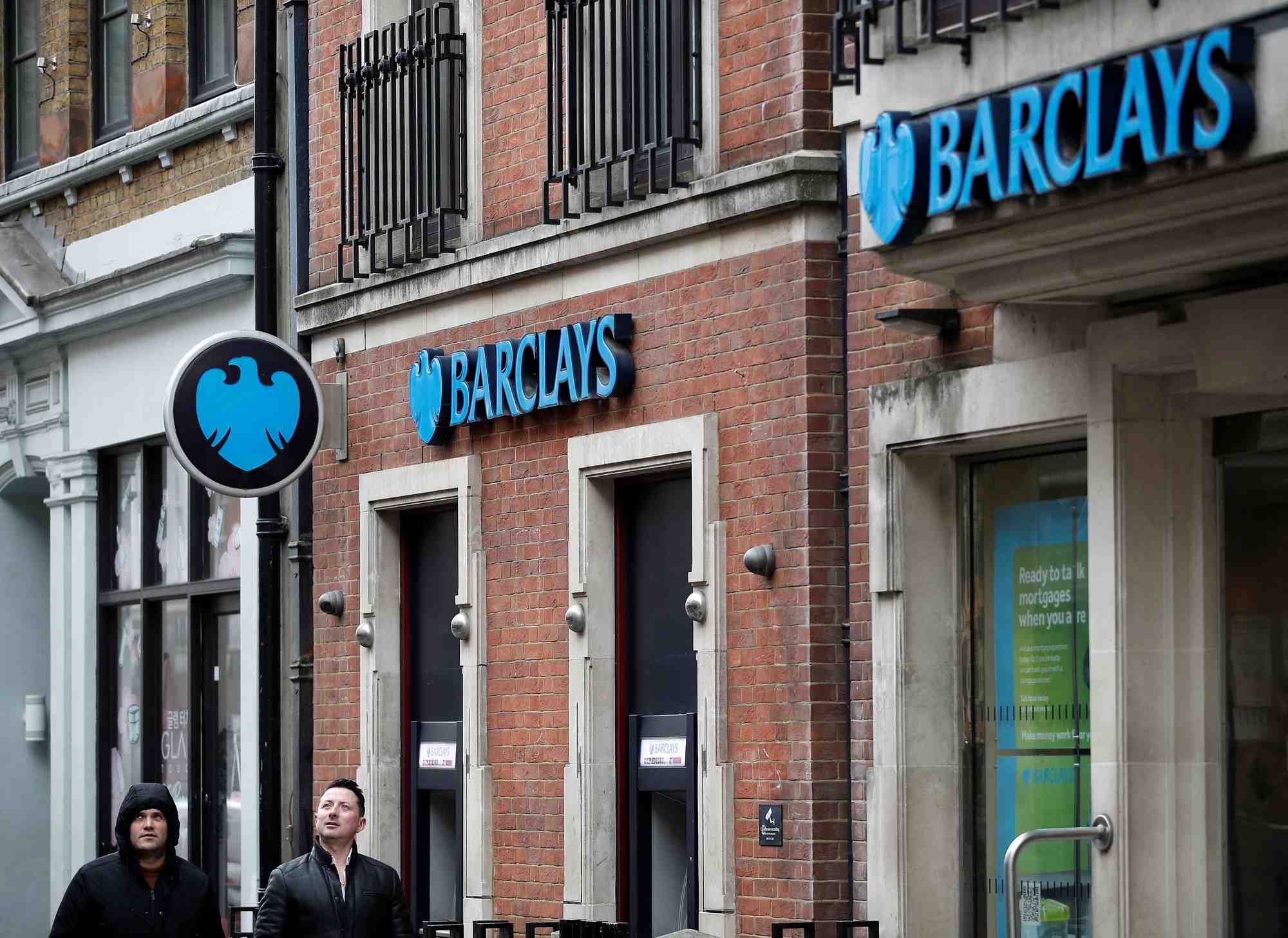On voit une succursale de la banque barclays a londres