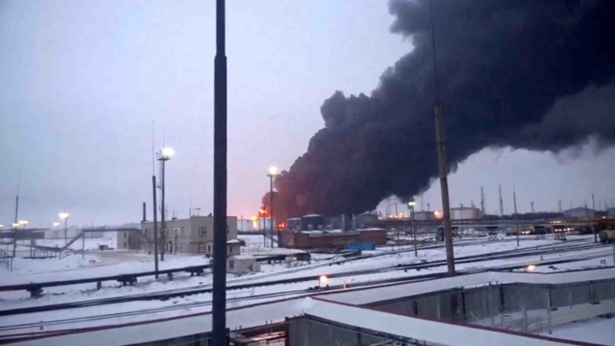Une raffinerie a riazan, en russie, prend feu apres une attaque de drone ukrainien
