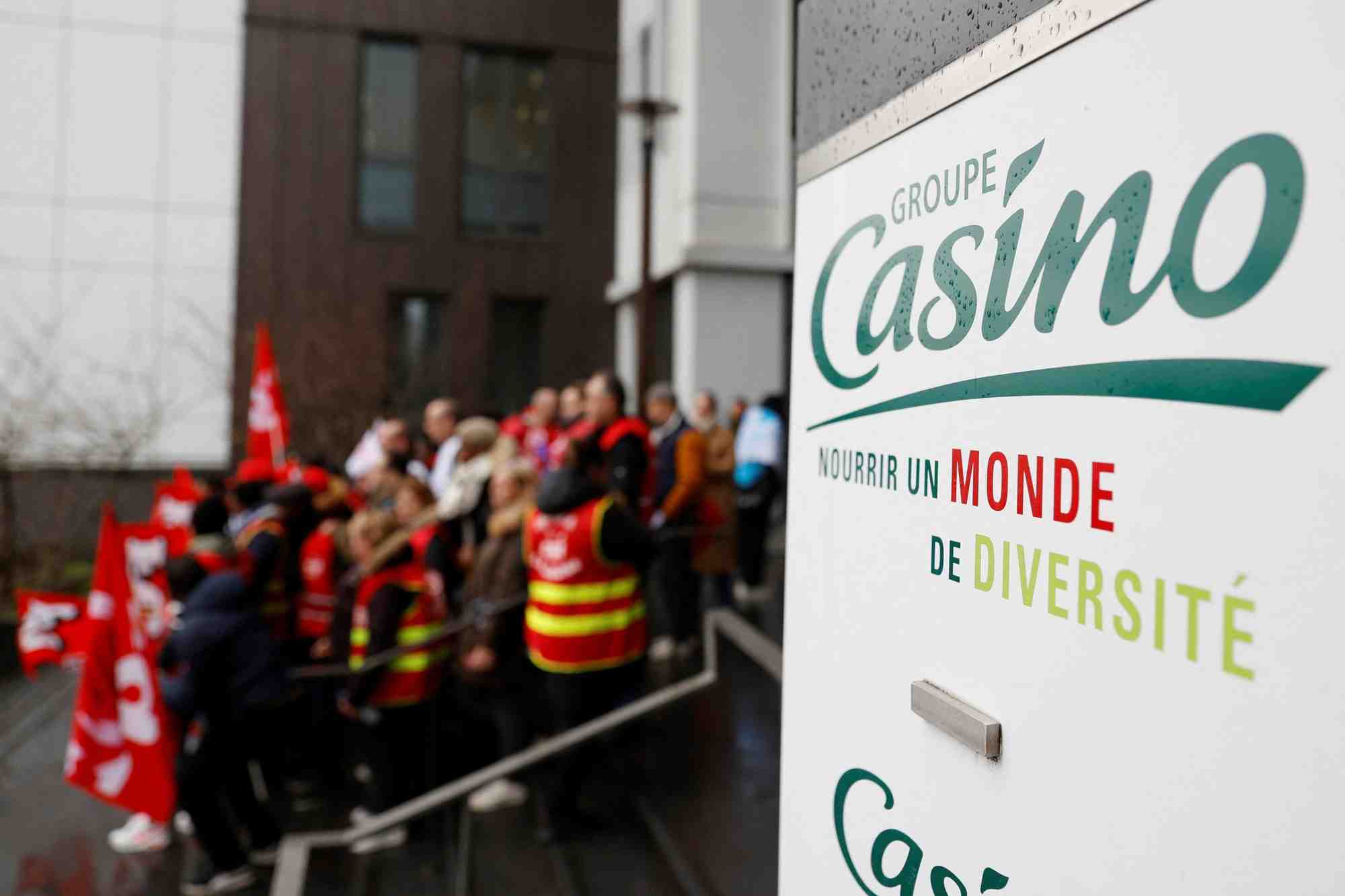 Les employes des casinos manifestent au siege du groupe casino a vitry-sur-seine, pres de paris