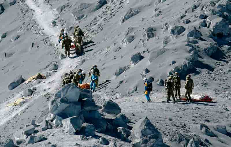 Reprise des recherches après l'éruption du volcan Ontake