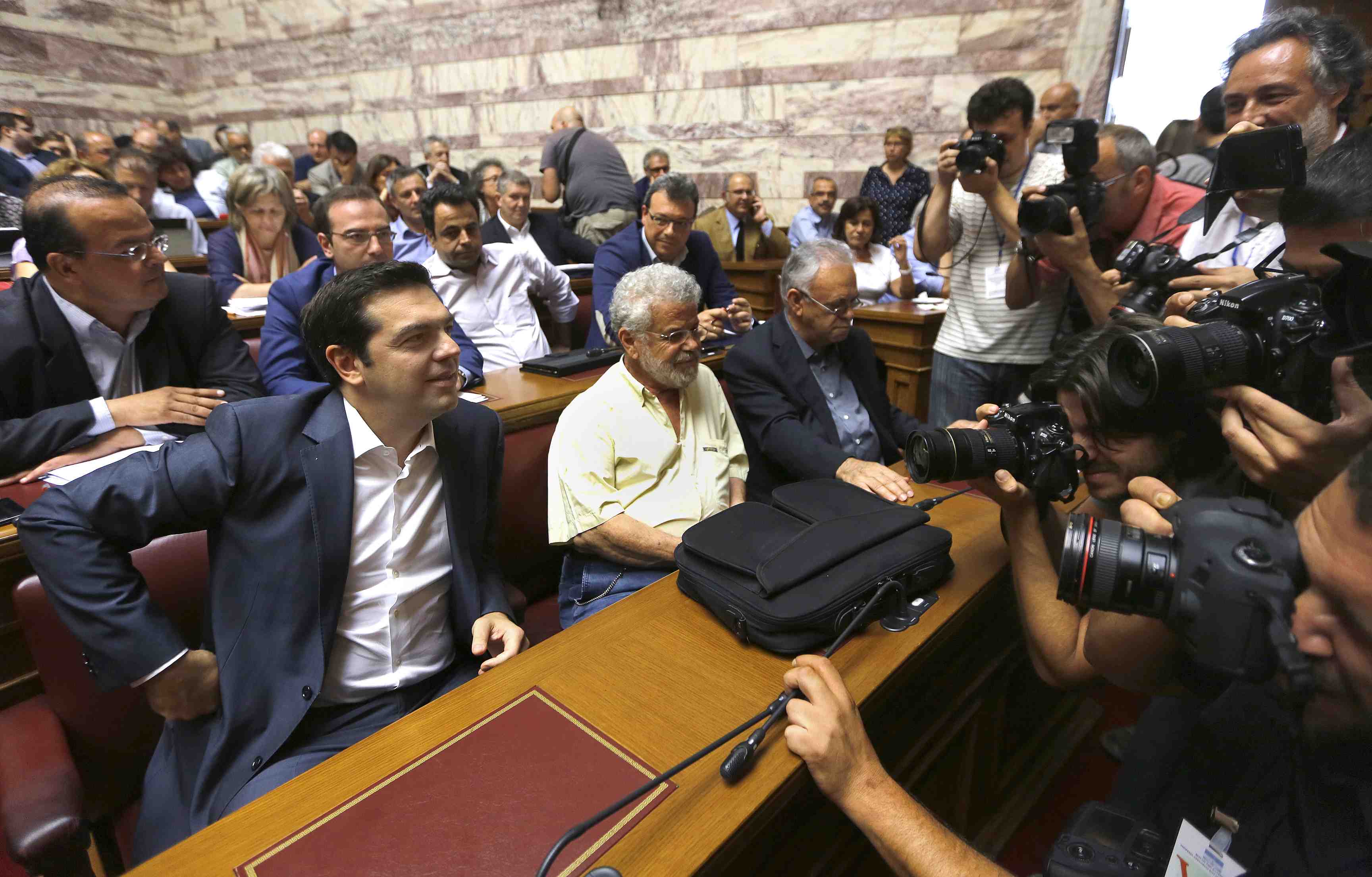 Alexis tsipras peine a convaincre le parlement de voter l'austerite