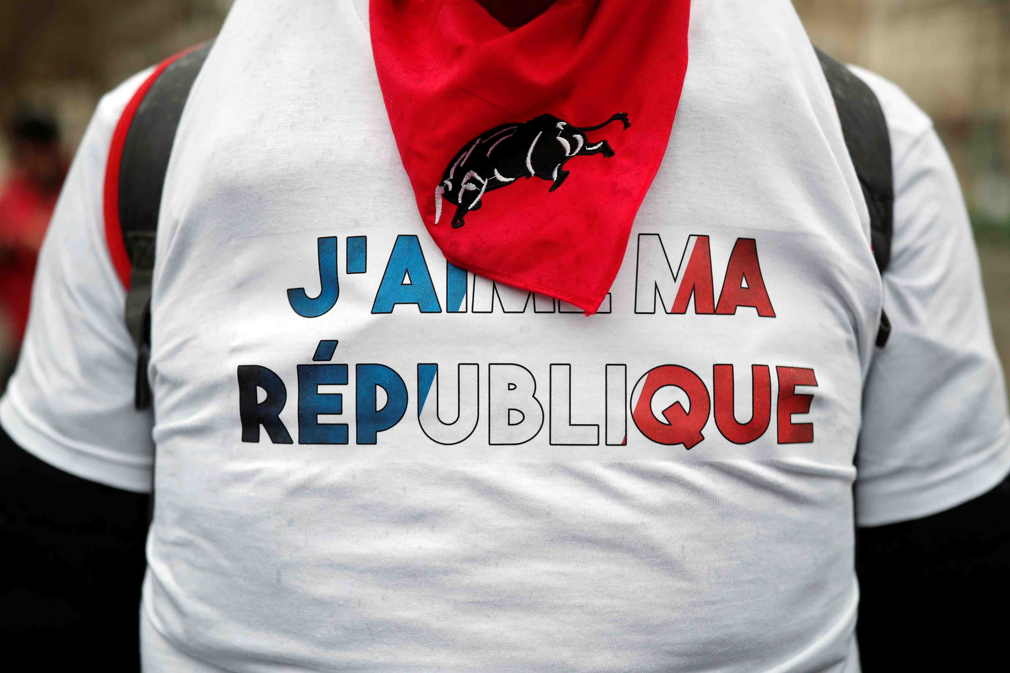 Des milliers de foulards rouges a paris en reponse aux gilets jaunes