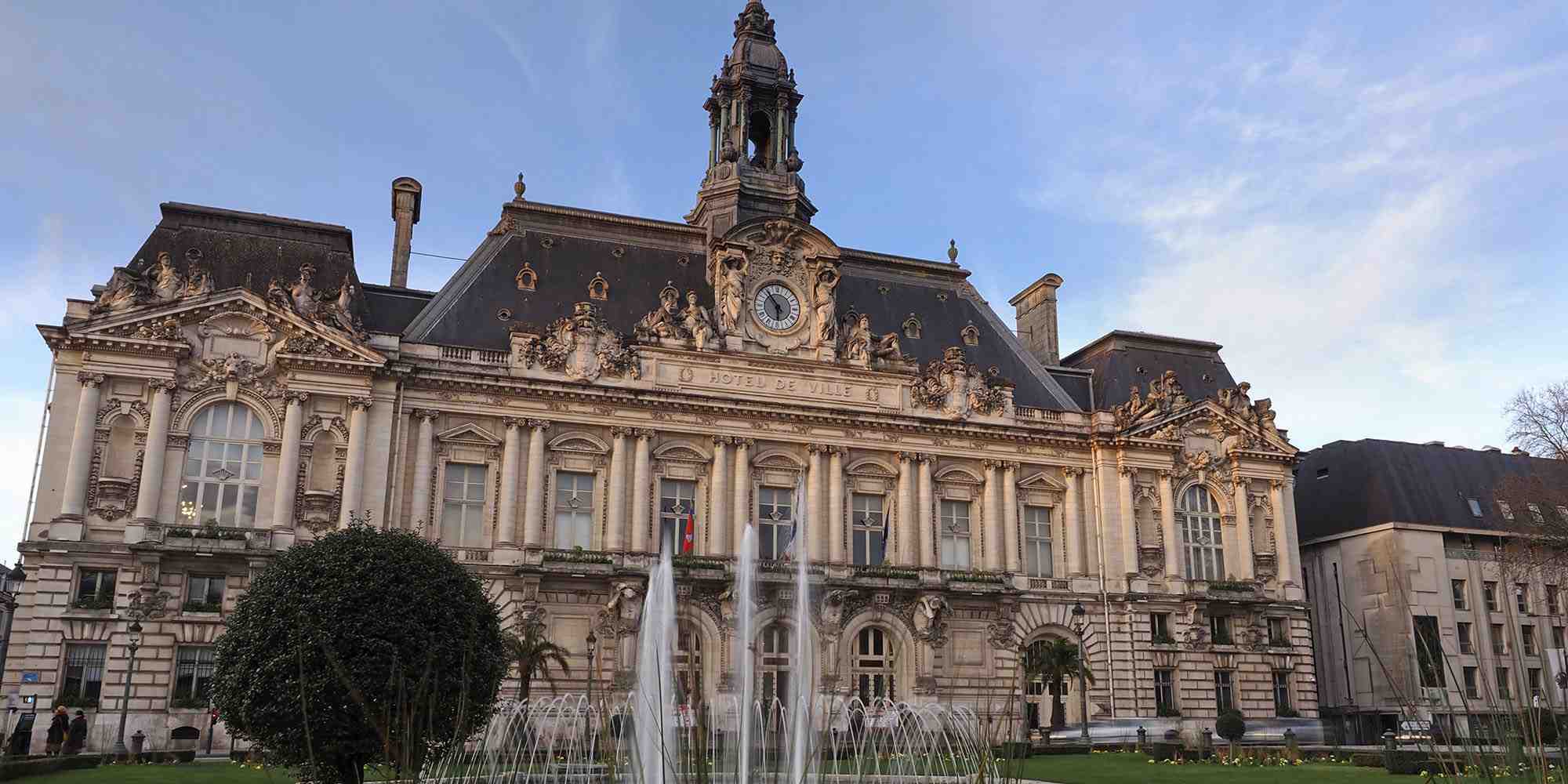Avec 25% des voix réalisées au premier tour des élections municipales, Christophe Bouchet partait avec un léger handicap face à Emmanuel Denis (35%). La fusion de la liste de la majorité municipale avec celle de la République en marche menée par Benoist Pierre (13%) et le ralliement de celle du dissident de droite Xavier Dateu (5%) lui donnent désormais l’avantage au second tour. Le taux d’abstention (68% au premier tour) sera à Tours le principal arbitre du scrutin du 28 juin.