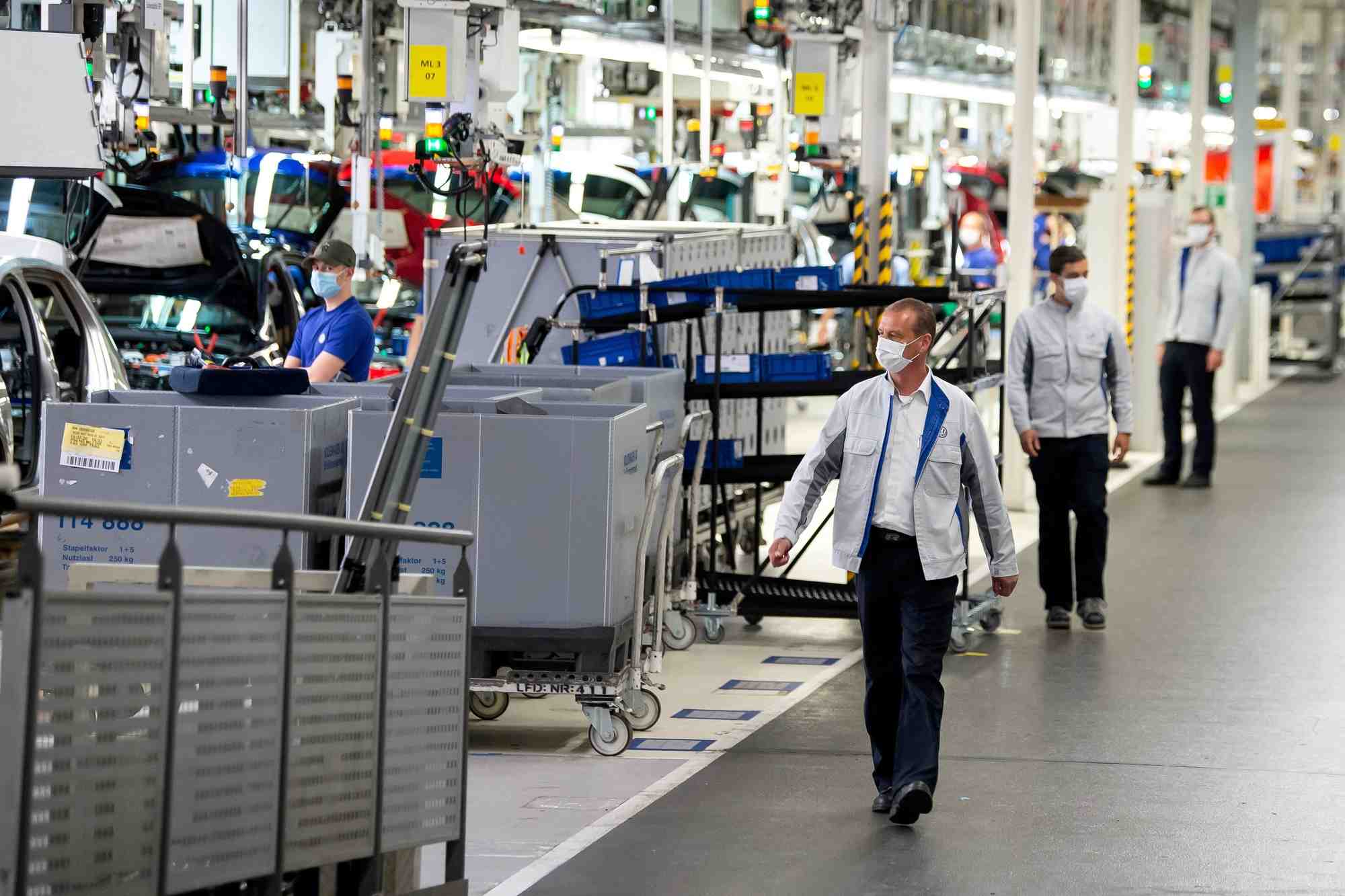 Des membres du personnel portent des masques de protection dans une usine de volkswagen a wolfsburg, en allemagne
