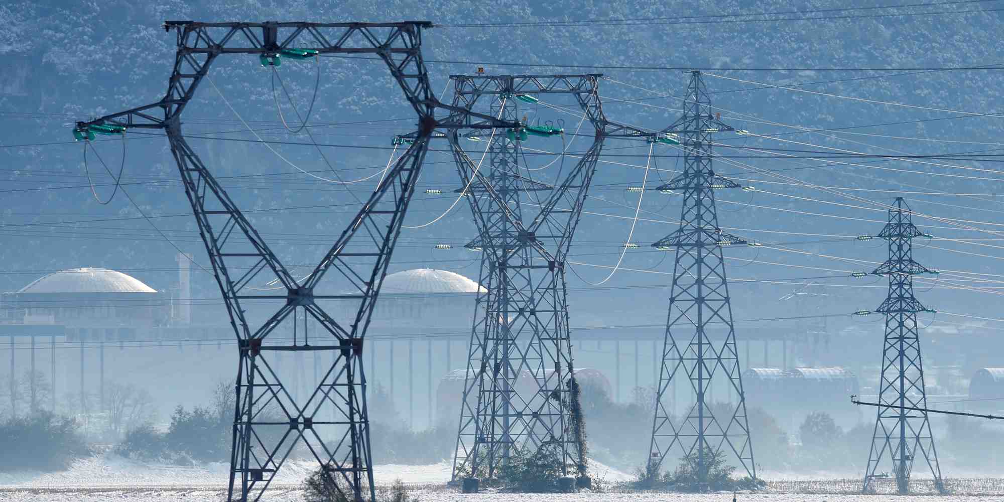 centrale nucléaire, Saint-Vulbas, à 44 km à l'est de Lyon, hiver, pylones, EDF, RTE, électricité,