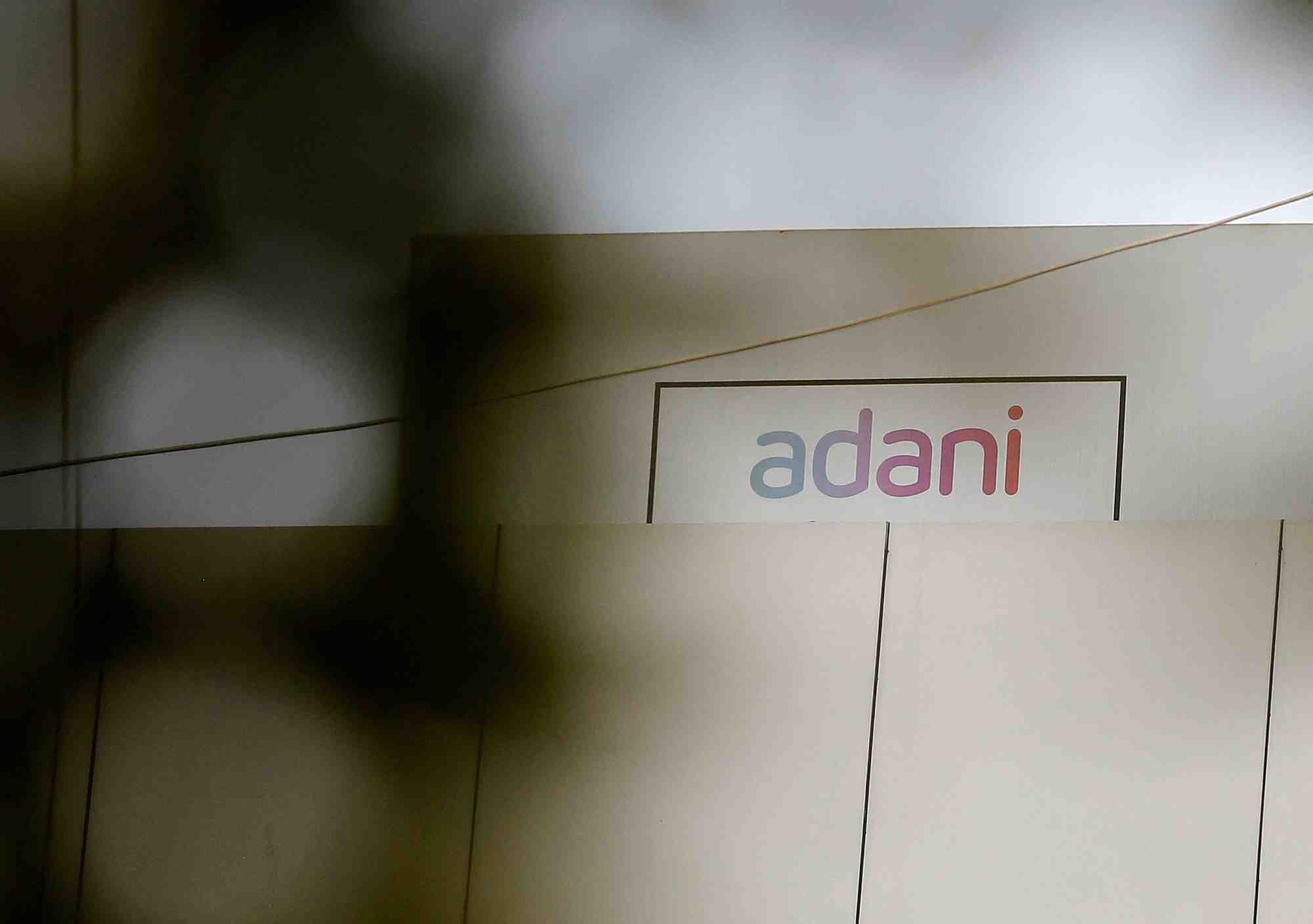Le logo du groupe adani sur l'un de ses batiments a ahmedabad, en inde