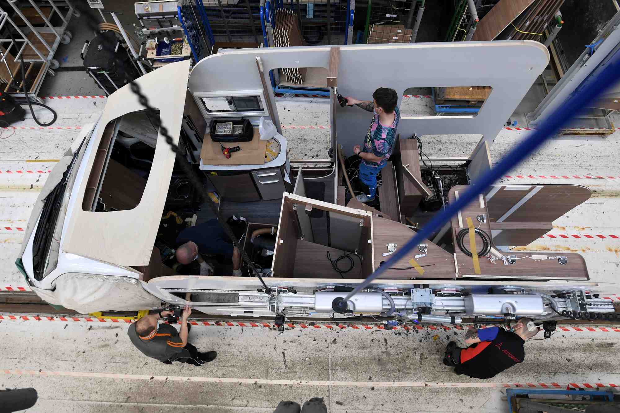 Photo d'archives: des ouvriers assemblent un camping-car dans l'usine de knaus-tabbert ag a jandelsbrunn