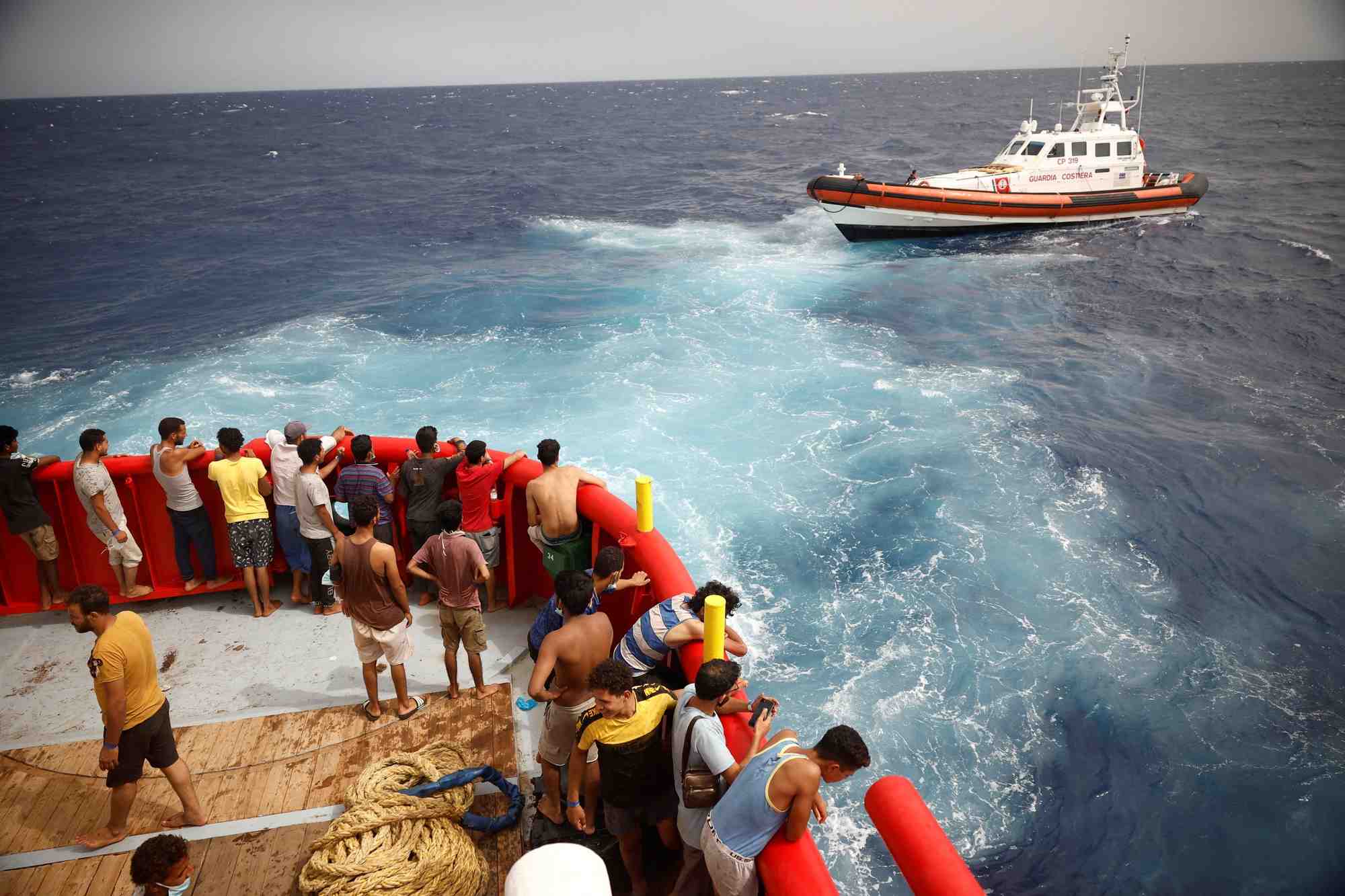Migrants a bord du bateau de sauvetage uno de l'ong proactiva open arms
