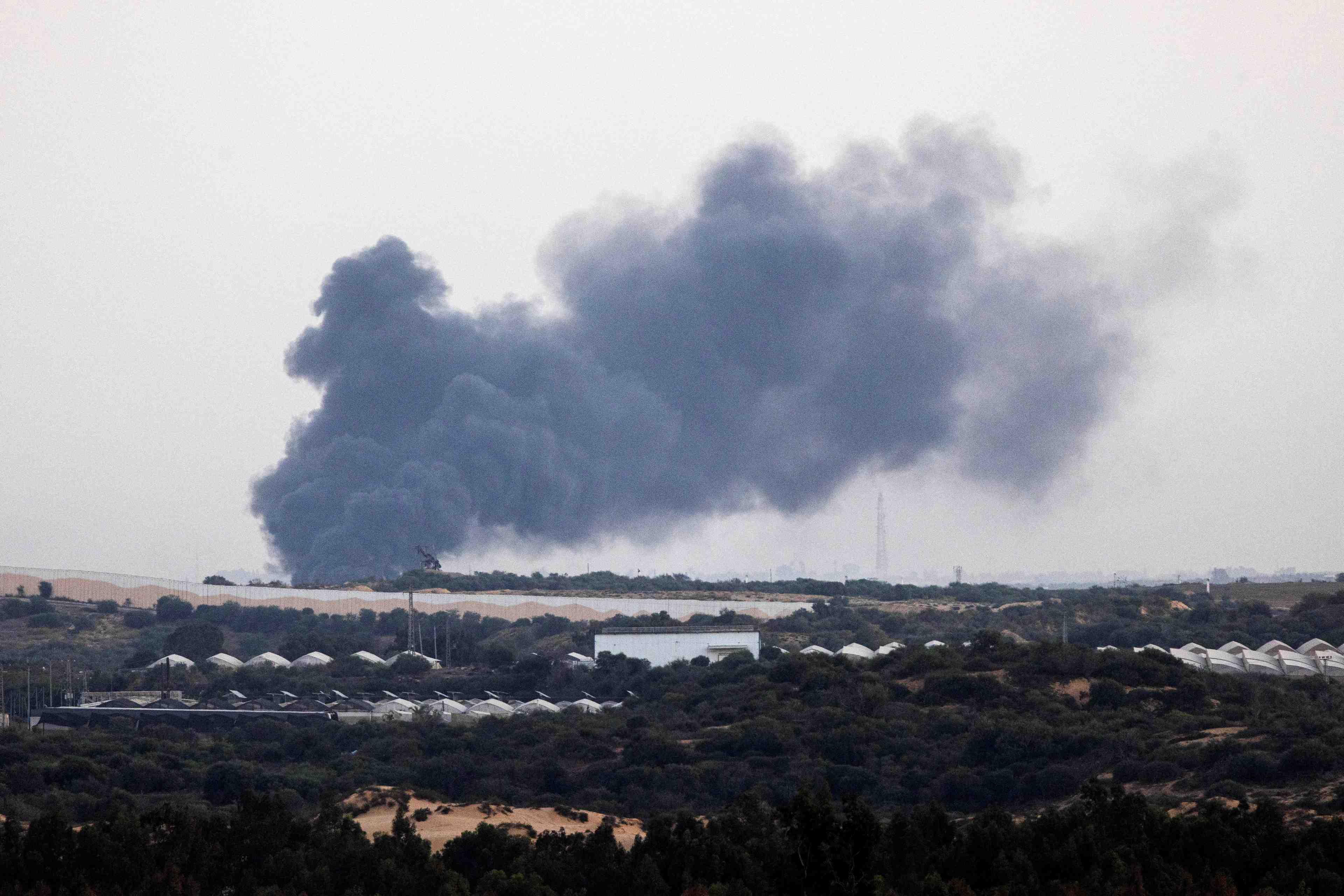 La fumee s'eleve au-dessus de la bande de gaza, vue de la frontiere israelienne avec gaza
