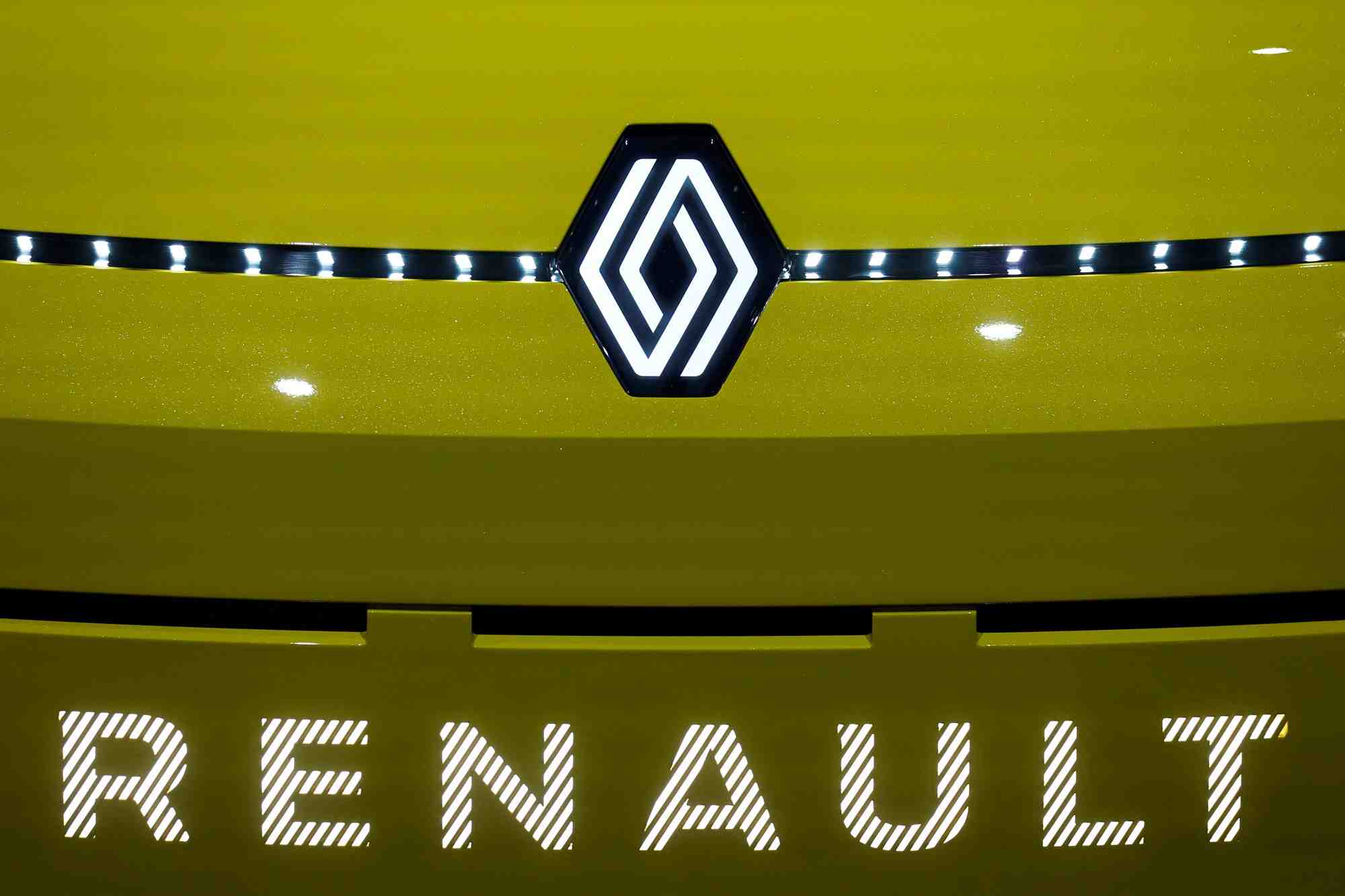 Voiture prototype electrique renault 5 e-tech exposee a paris