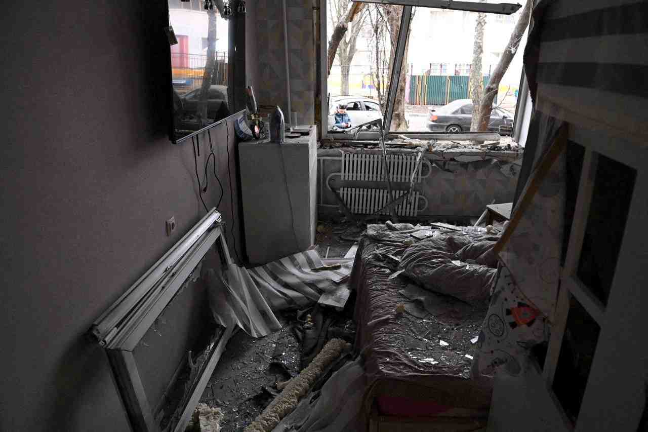 Un appartement endommage apres une attaque de missile ukrainien a belgorod, en russie