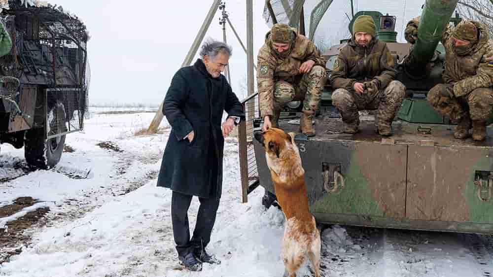 Bernard-Henri Lévy aux côtés de soldats ukrainiens.