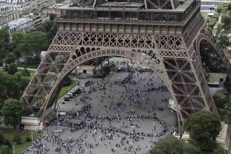 La tour eiffel fermee, le personnel protestant contre des pickpockets