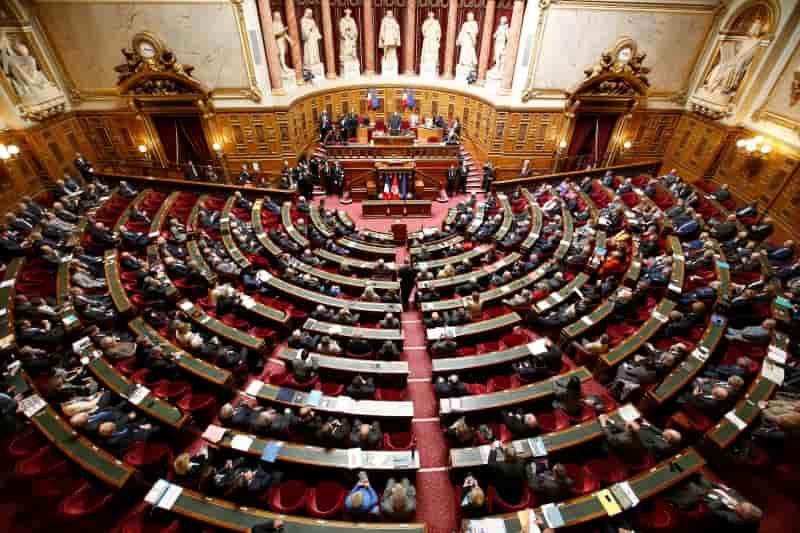 Les senateurs adoptent un projet de loi controverse sur l'immigration