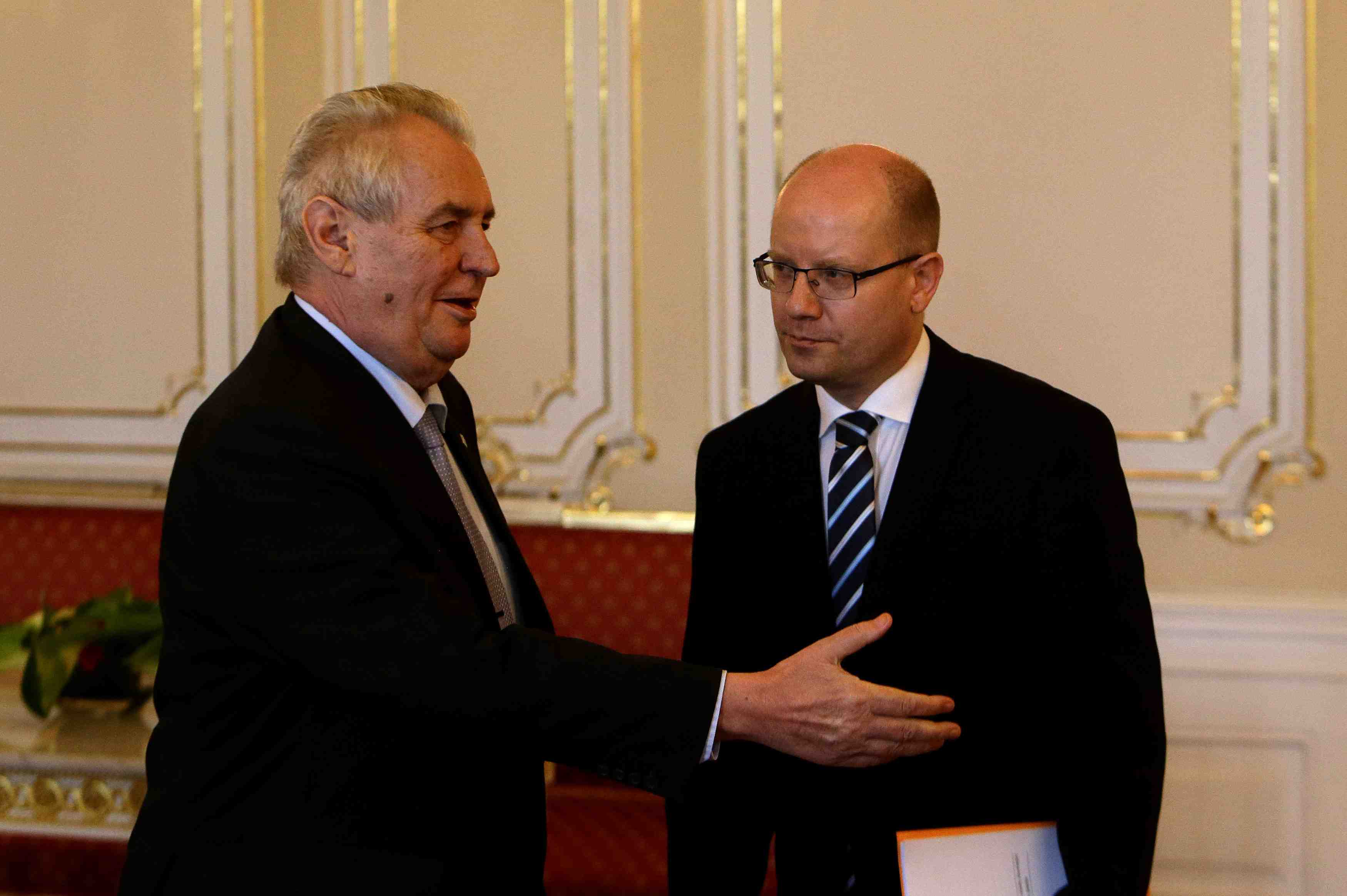Le premier ministe tcheque change de strategie