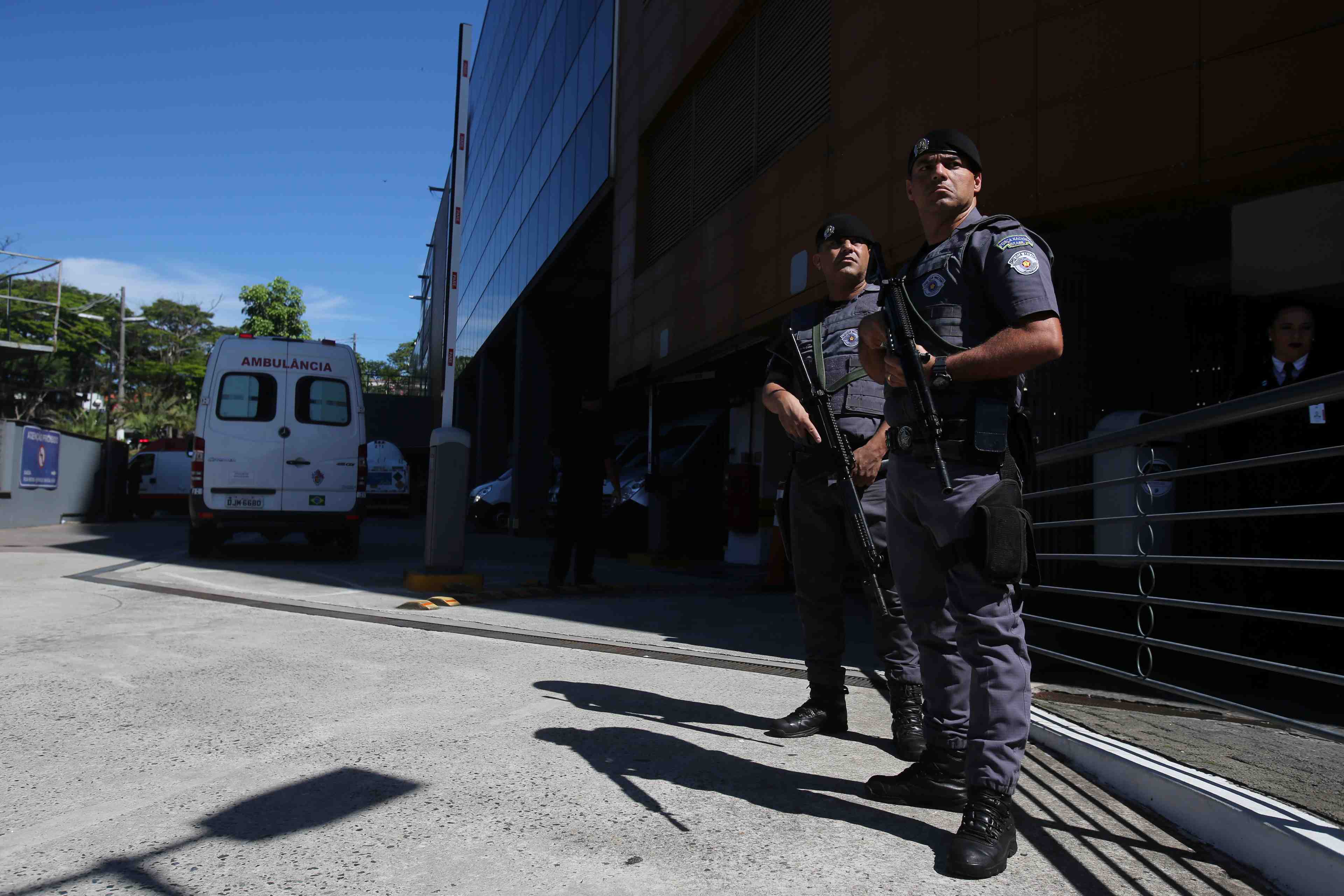 Bresil: hospitalisation de bolsonaro apres sa blessure au couteau