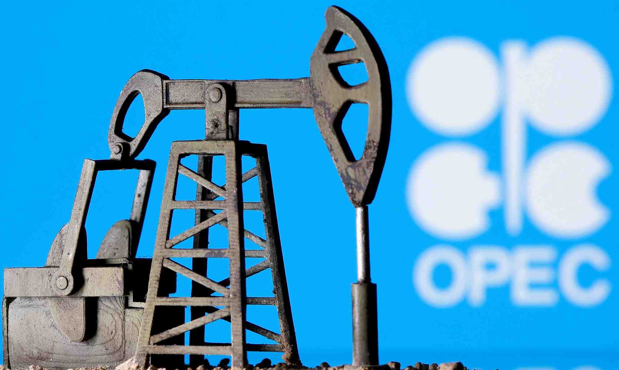 Un cric de pompe a petrole imprime en 3d est vu devant le logo opep affiche sur cette photo d'illustration