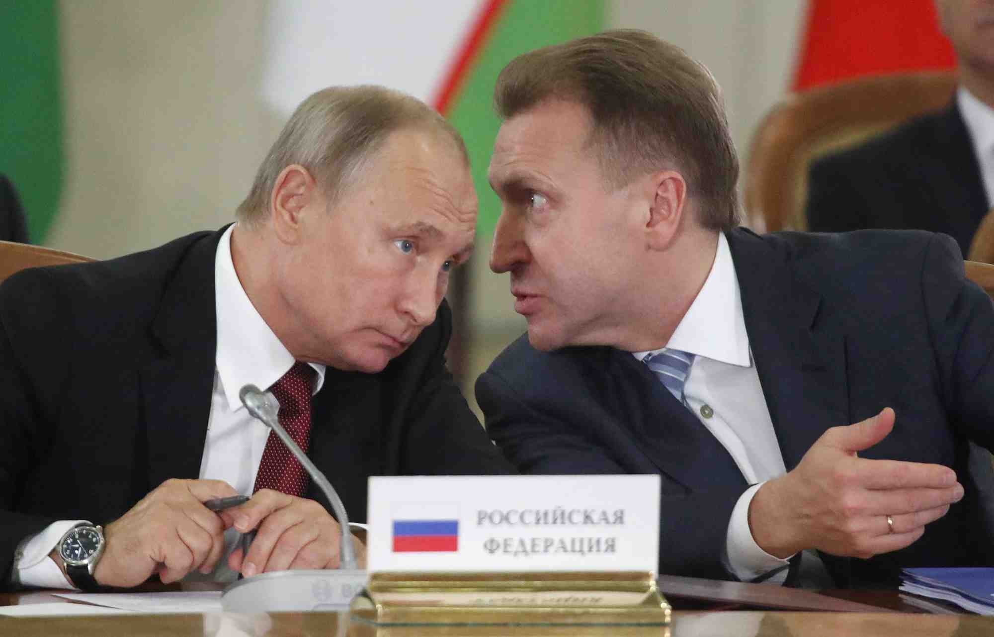 Le president russe poutine et le premier vice-premier ministre shuvalov assistent a une session du conseil des chefs de la communaute des etats independants a sochi