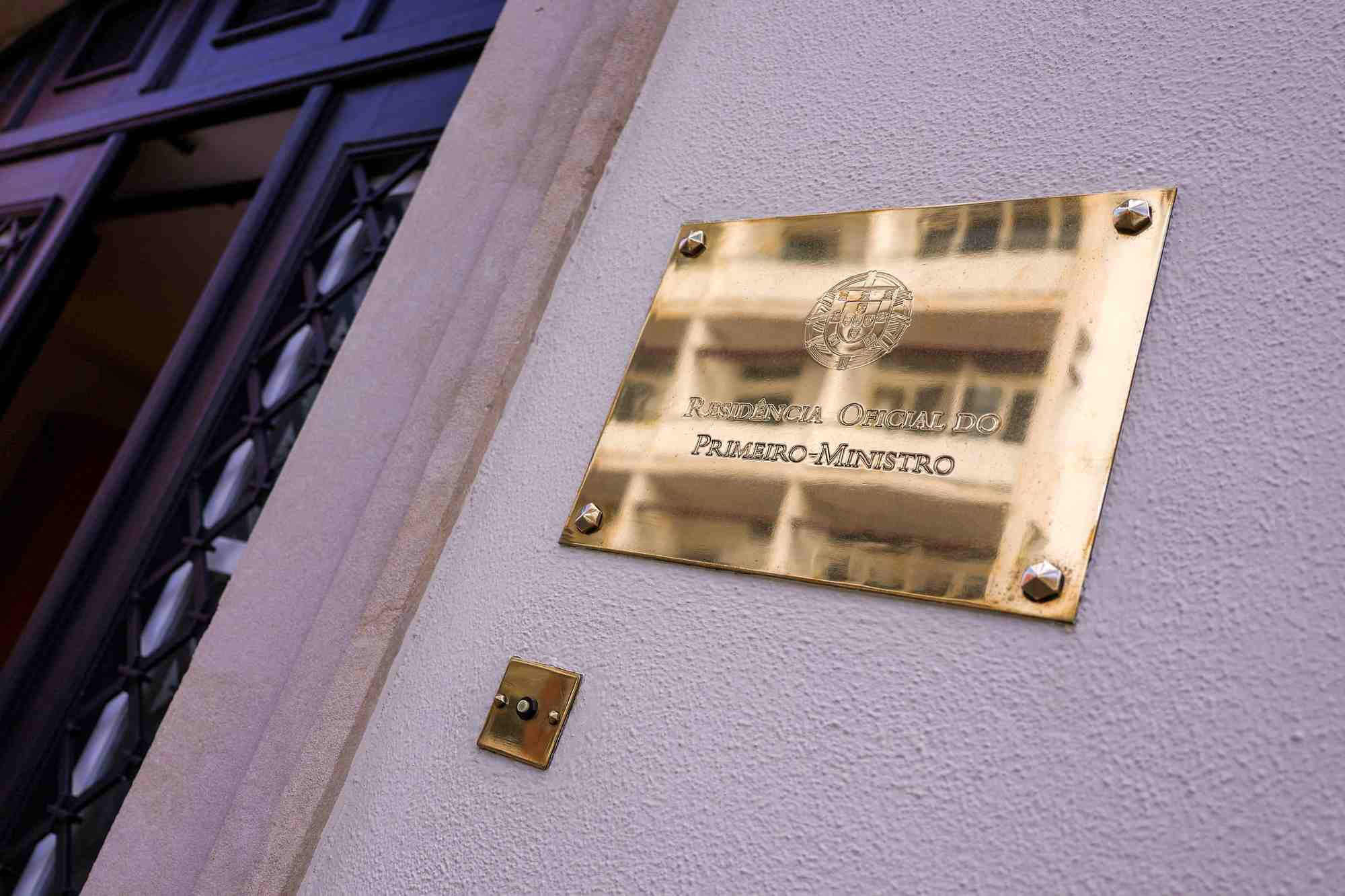 Plaque indiquant la residence officielle du premier ministre portugais au palais sao bento, lisbonne