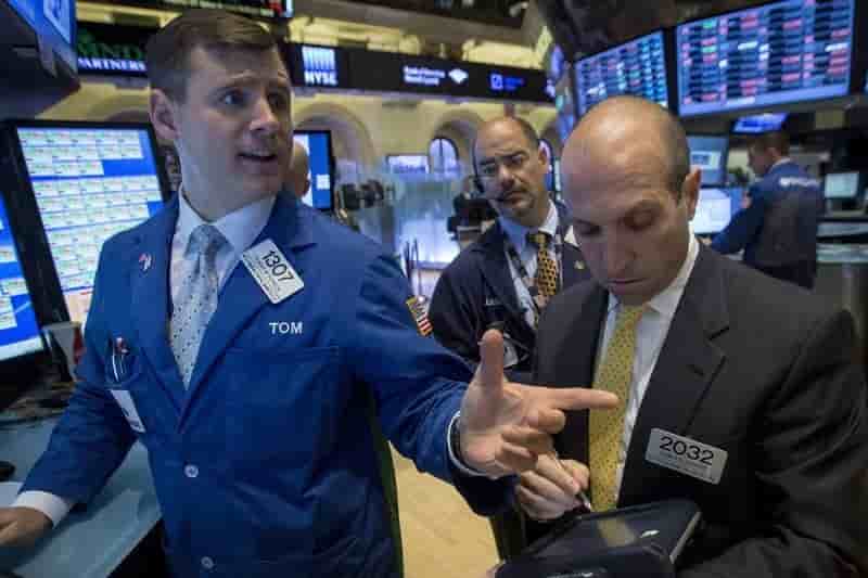 Wall street craint l'impact du dollar sur les resultats a venir