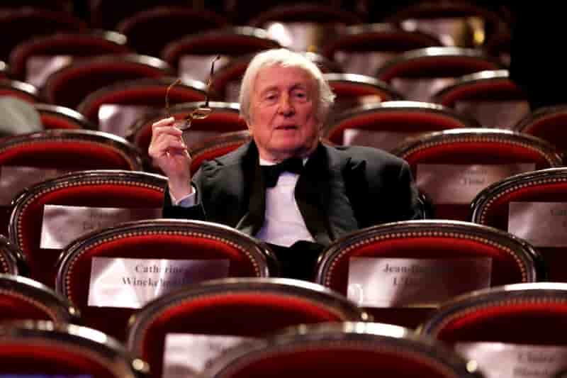 Emmanuel macron rend hommage a claude rich