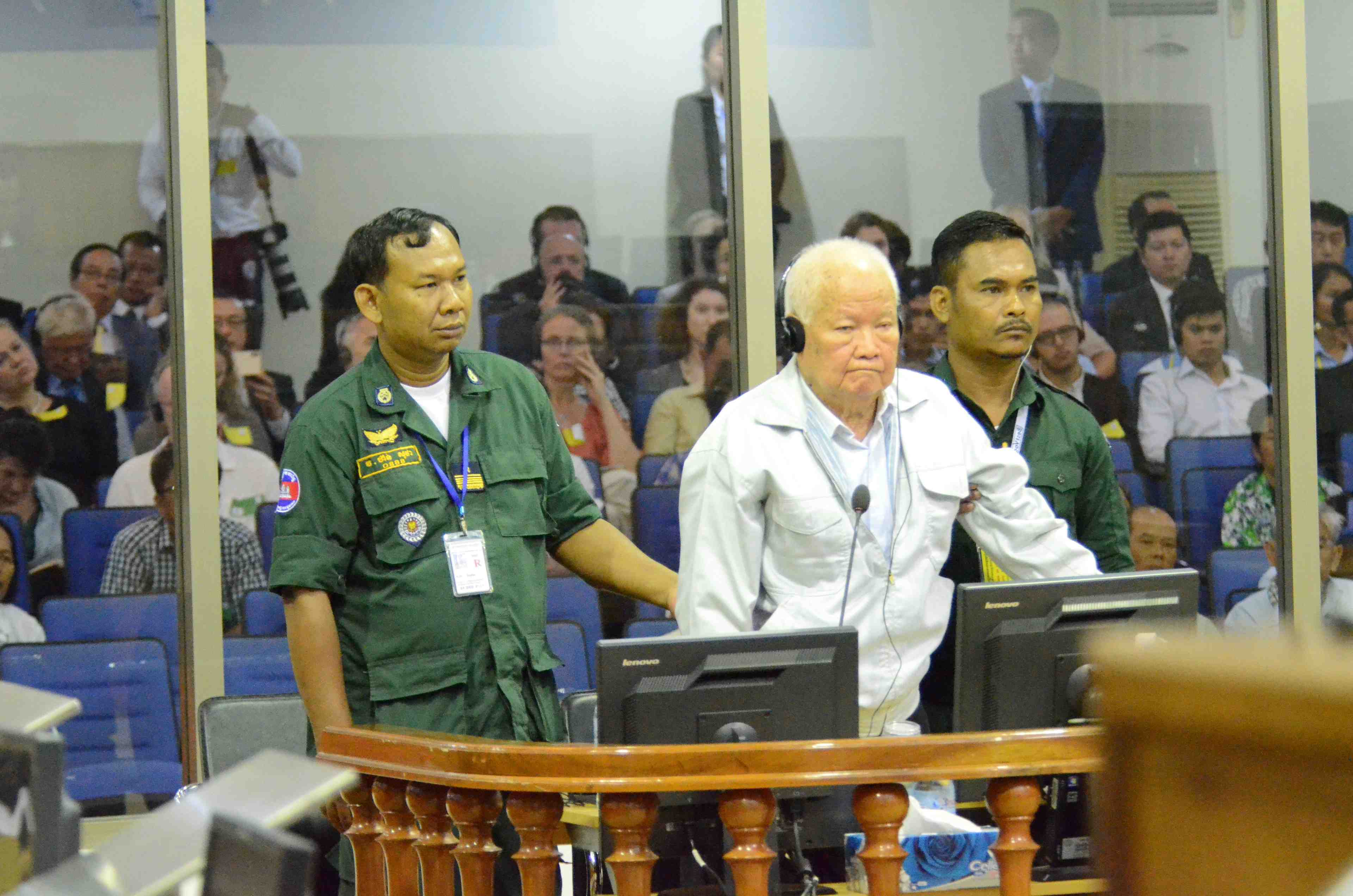 Cambodge: l'ancien president khmer rouge juge coupable de genocide