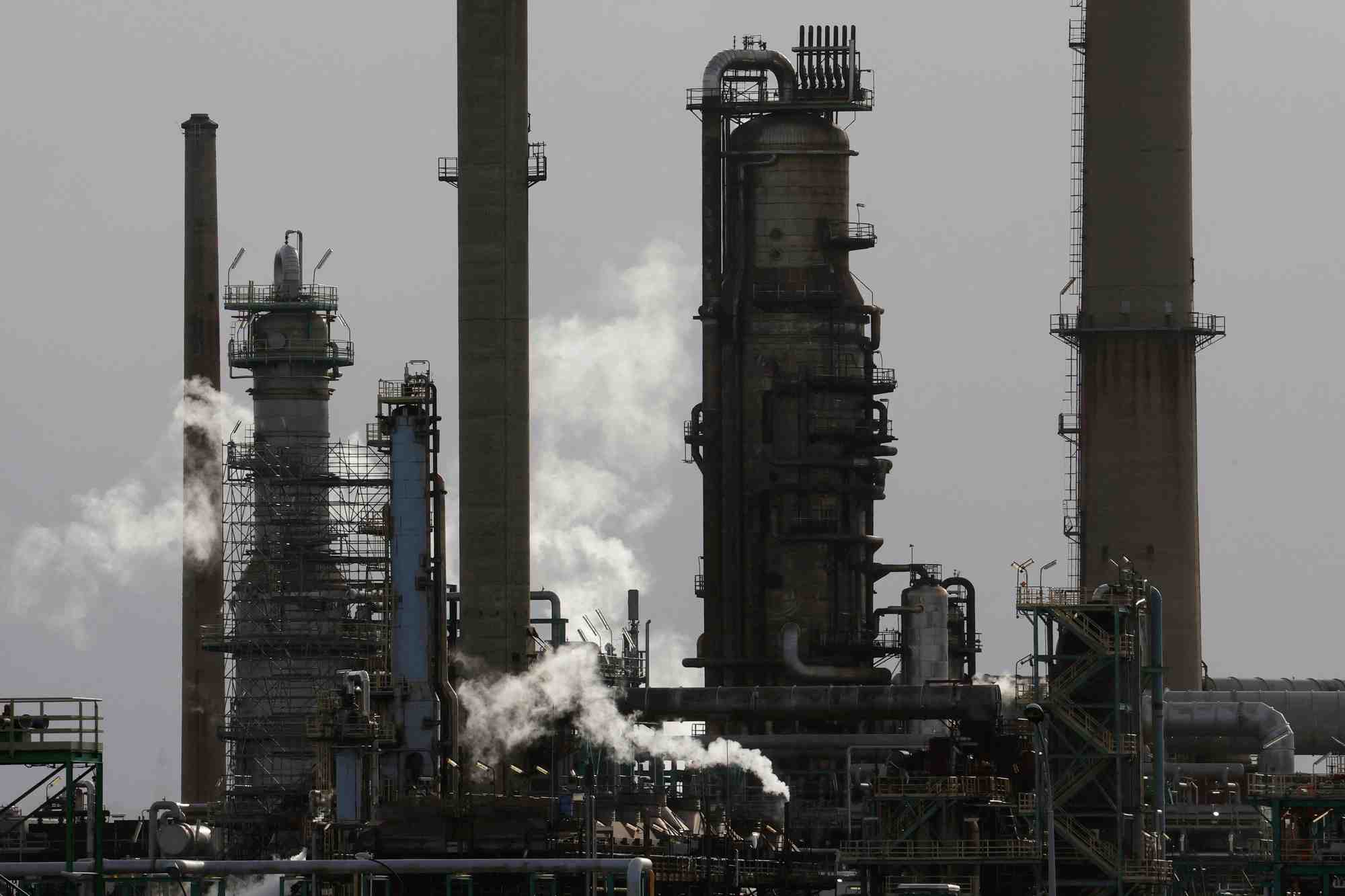 La raffinerie totalenergies a gonfreville-l'orcher, en france
