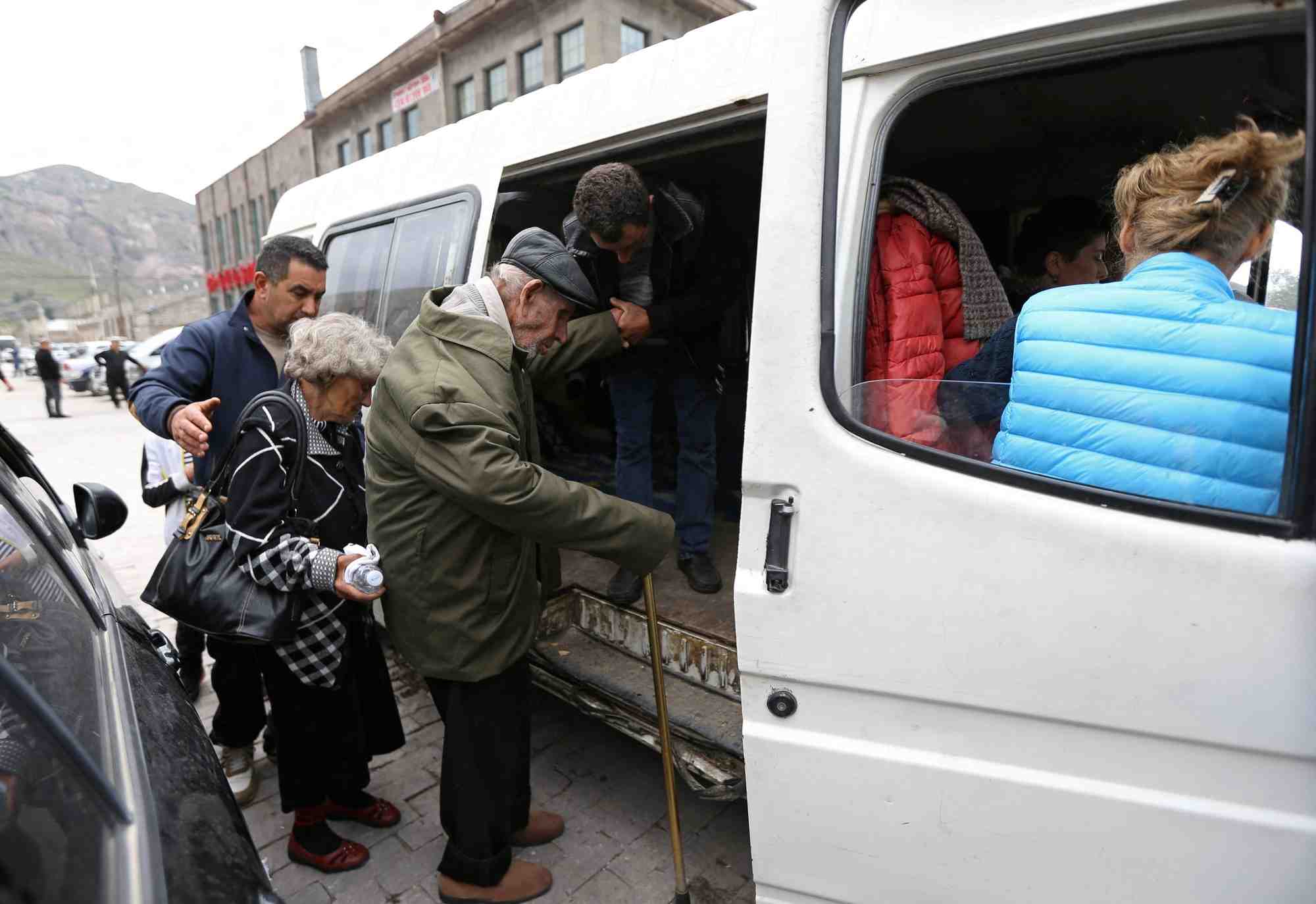Des refugies du haut-karabakh arrivent dans un centre d'hebergement temporaire