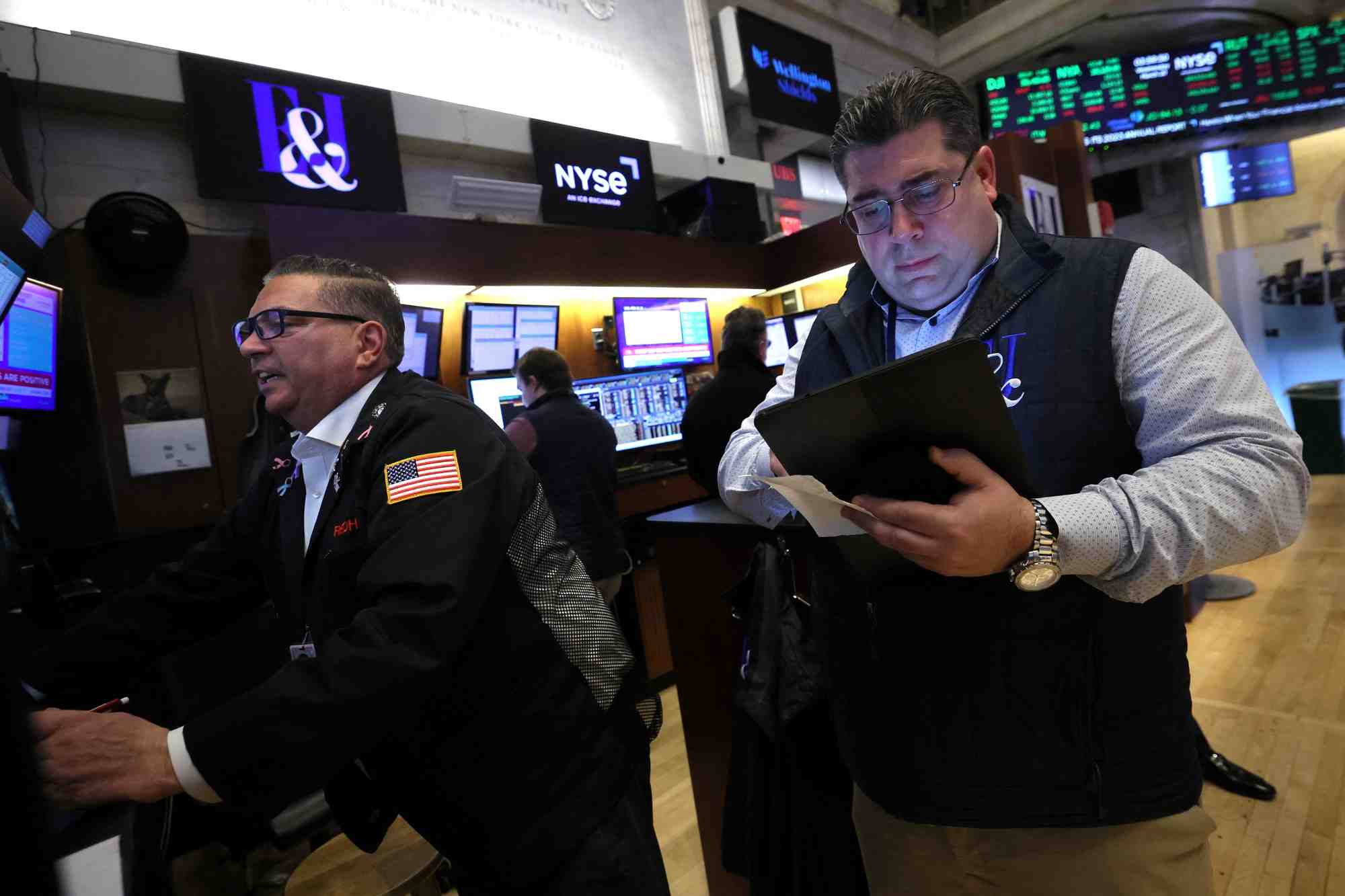 Photo d'archives des traders qui travaillent a la bourse de new york