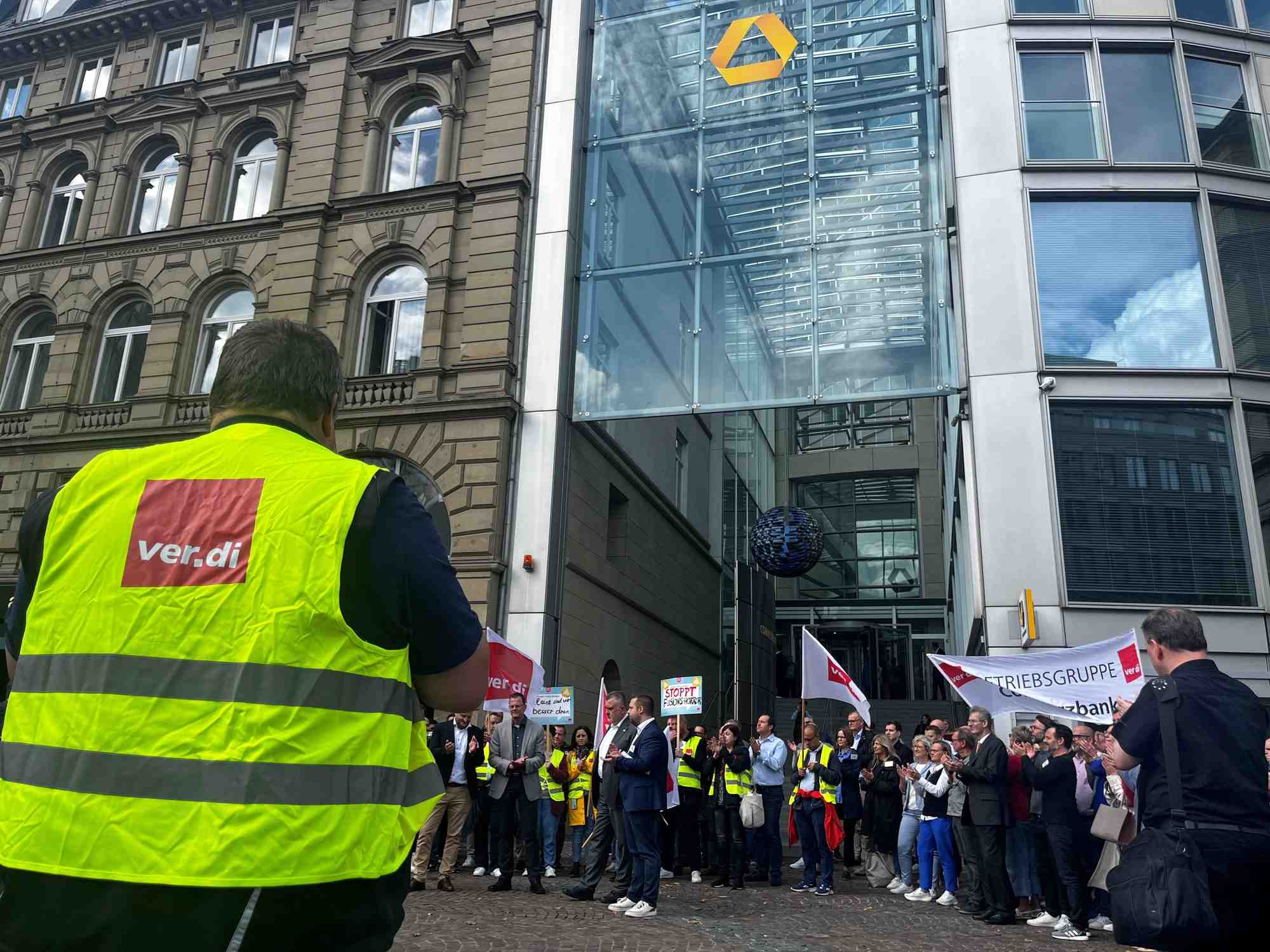 Les employes de commerzbank protestent contre une eventuelle bataille pour le rachat par unicredit, a francfort