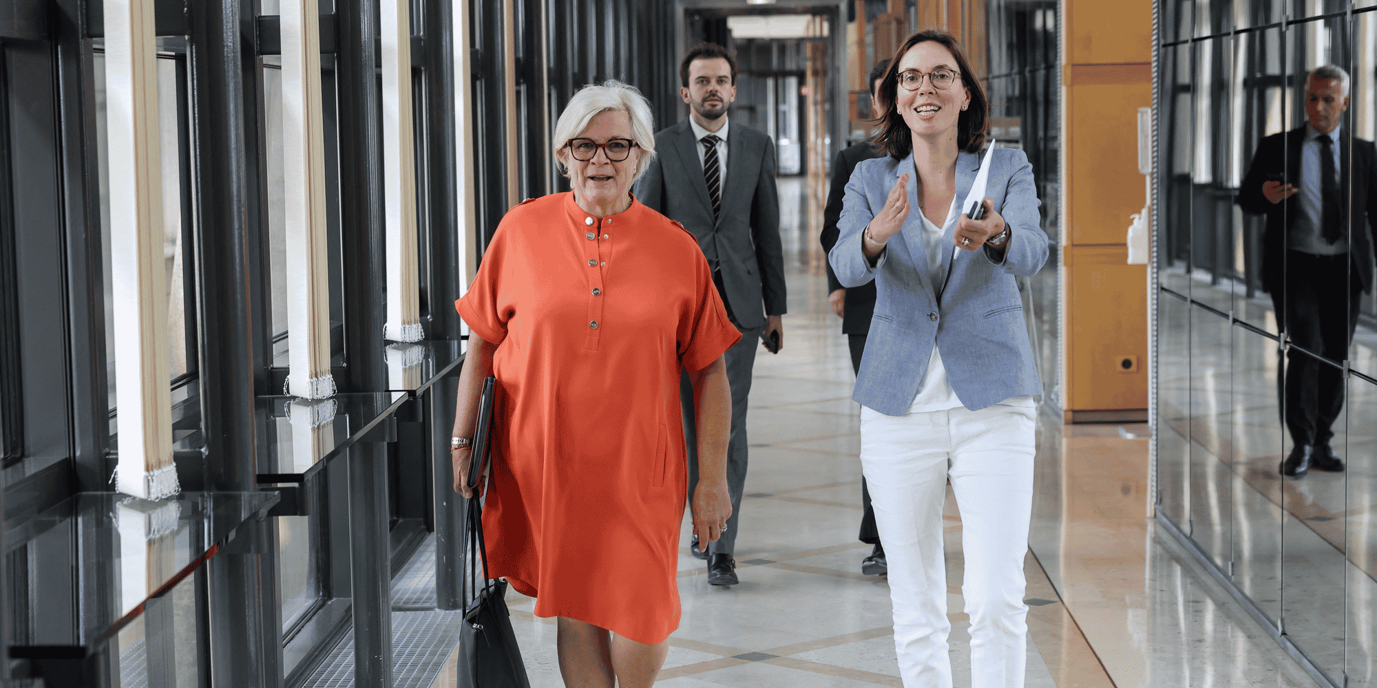 La ministre du Travail, de la Santé, des Solidarités et des Familles de France Catherine Vautrin (à gauche) et la ministre des Comptes publics, Amélie de Montchalin (à droite) arrivent ensemble pour la réunion de la commission des comptes de la Sécurité sociale (CCSS) à Bercy ce mardi.