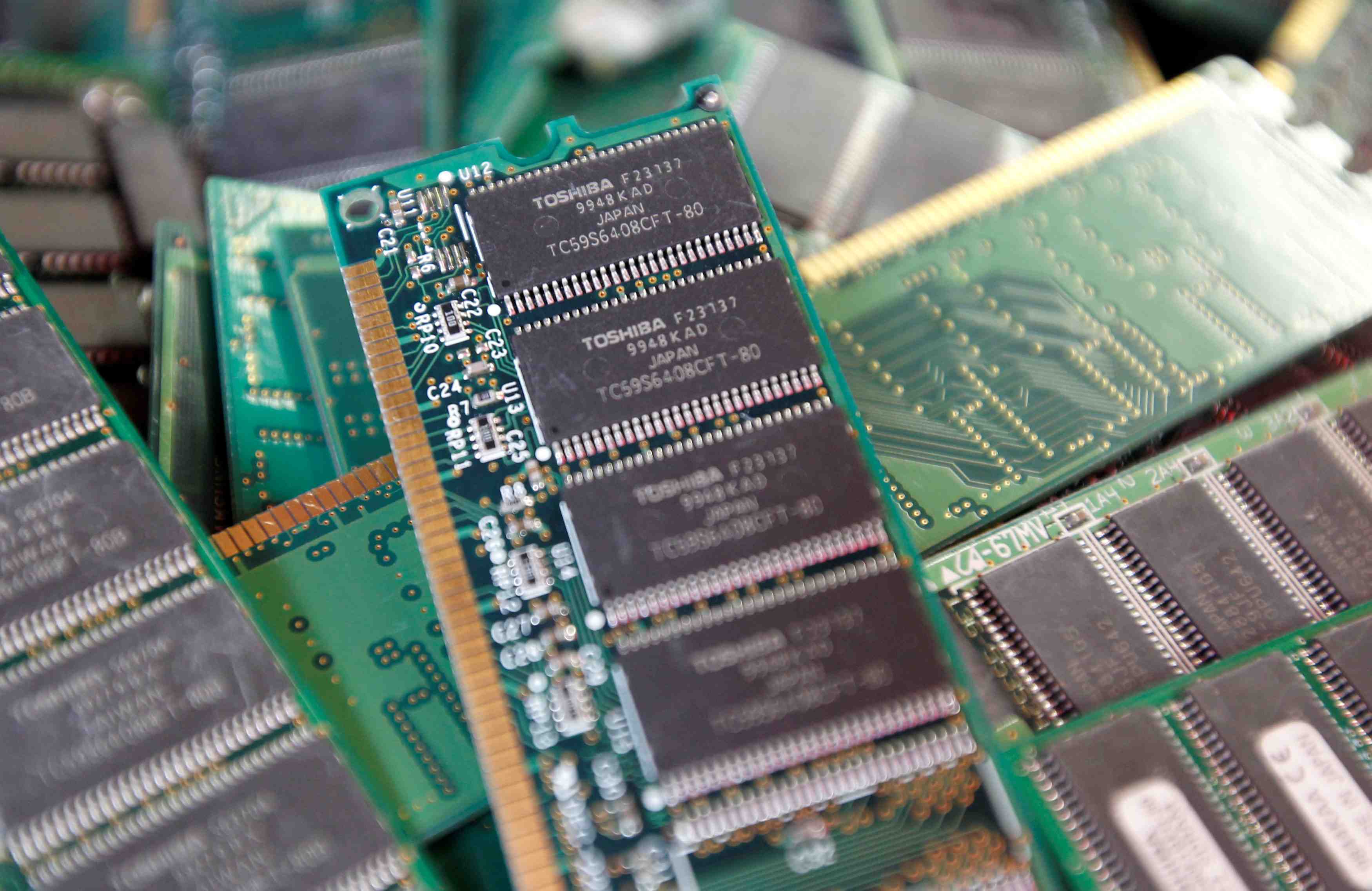 Puces de toshiba: incj etudie une offre avec broadcom