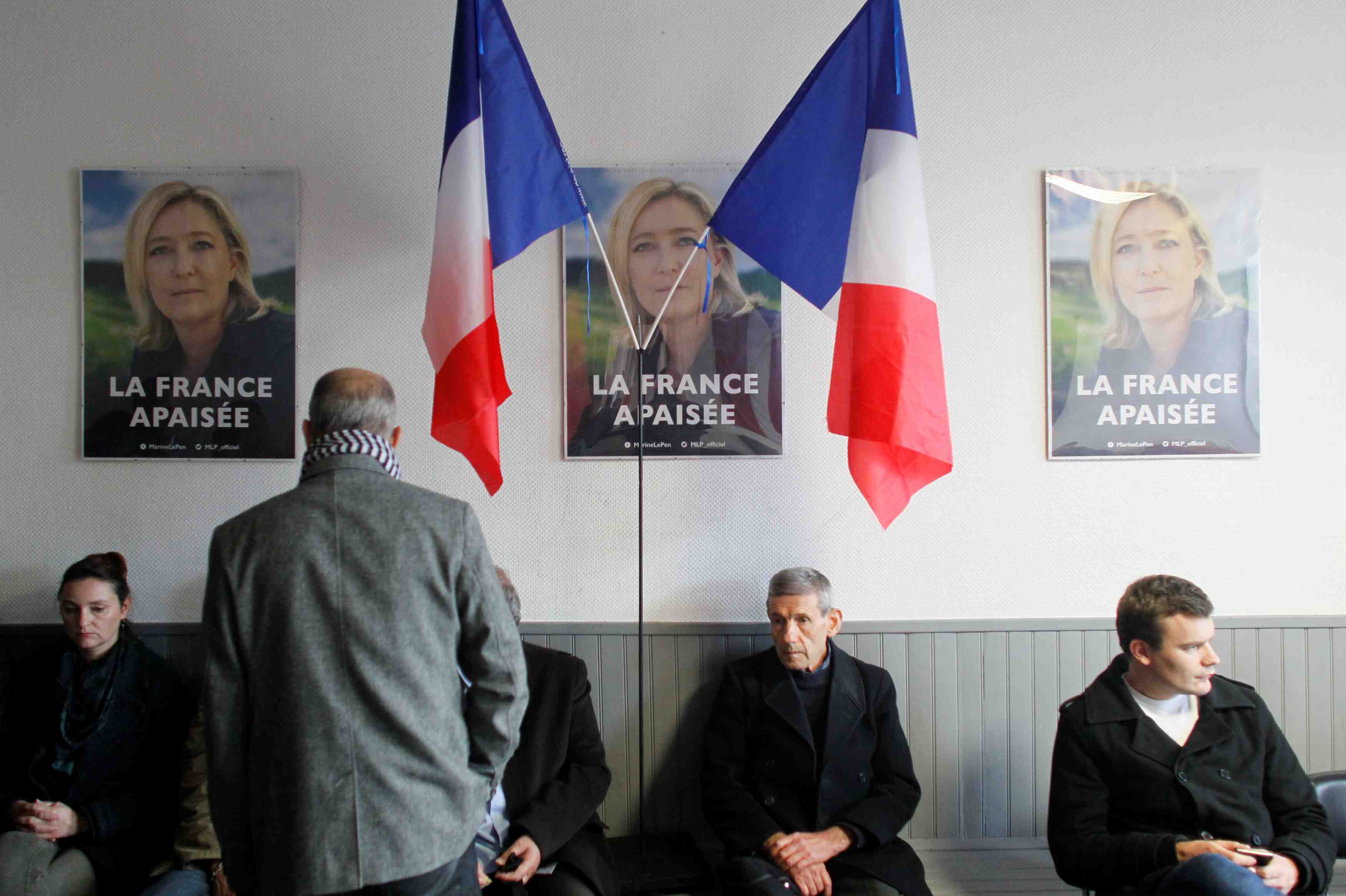 Le pen et le fn a un moment critique
