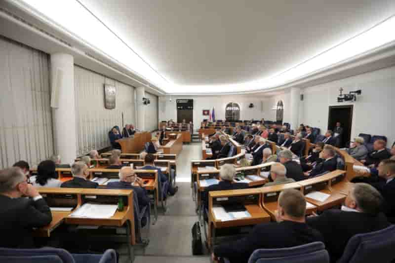 La reforme de la cour supreme polonaise adoptee au senat