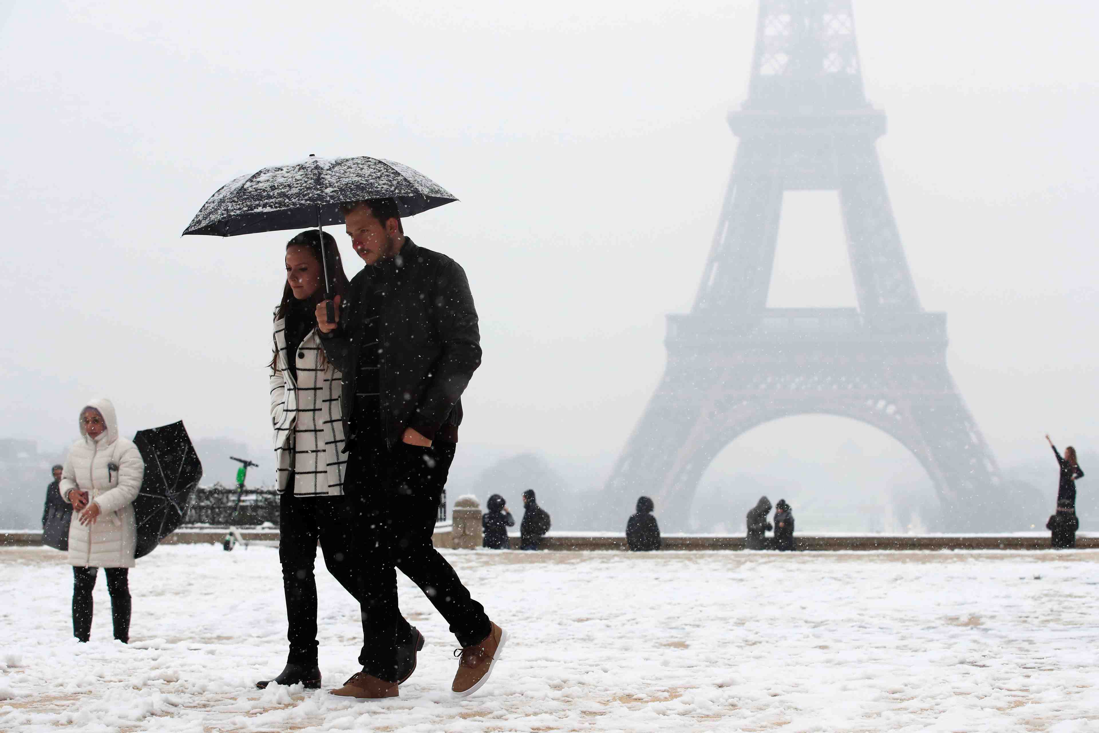 La tour eiffel fermee a cause de la neige