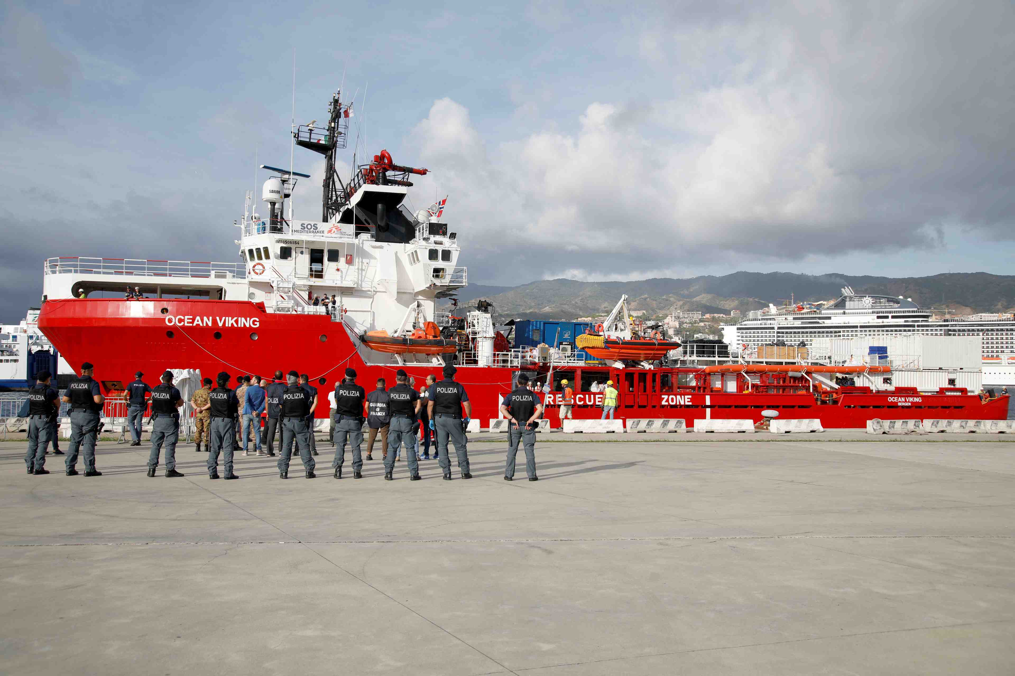 L'ocean viking autorise a debarquer 180 migrants lundi en sicile
