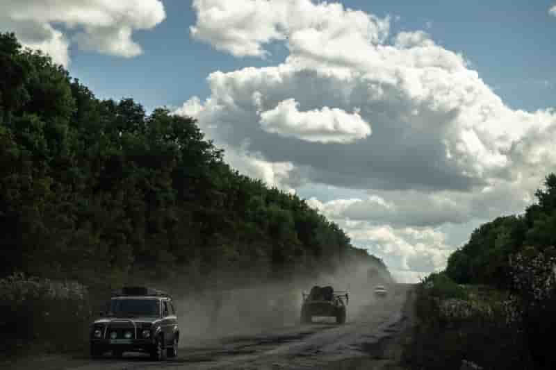 Des militaires ukrainiens montent a bord d'un vehicule blinde de transport de troupes pres de la frontiere russe, dans la region de sumy
