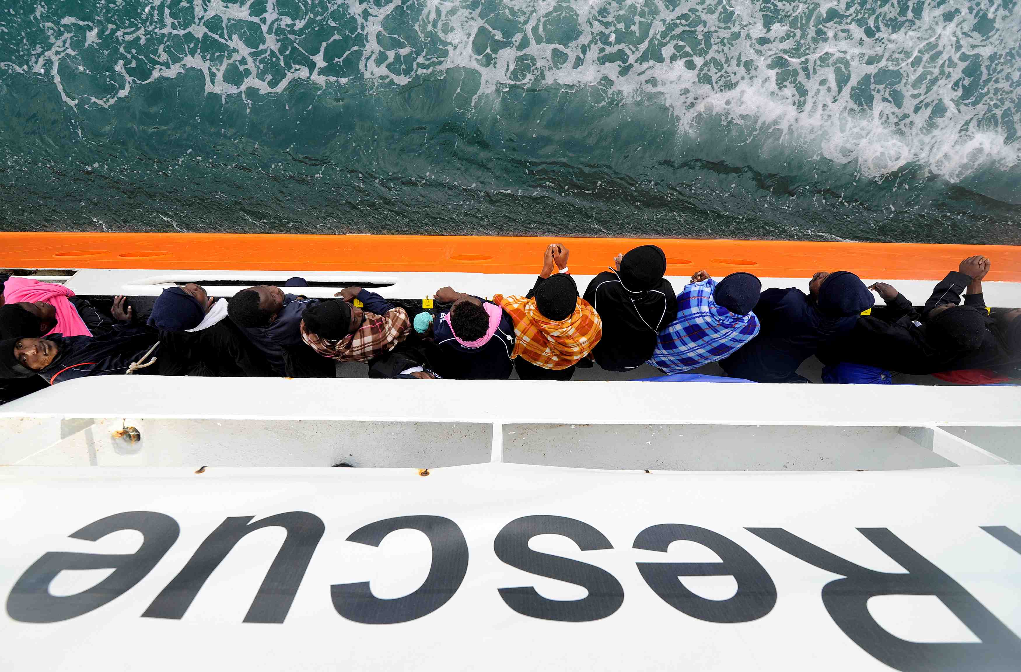 Rome prepare le transfert vers valence des migrants de l'aquarius