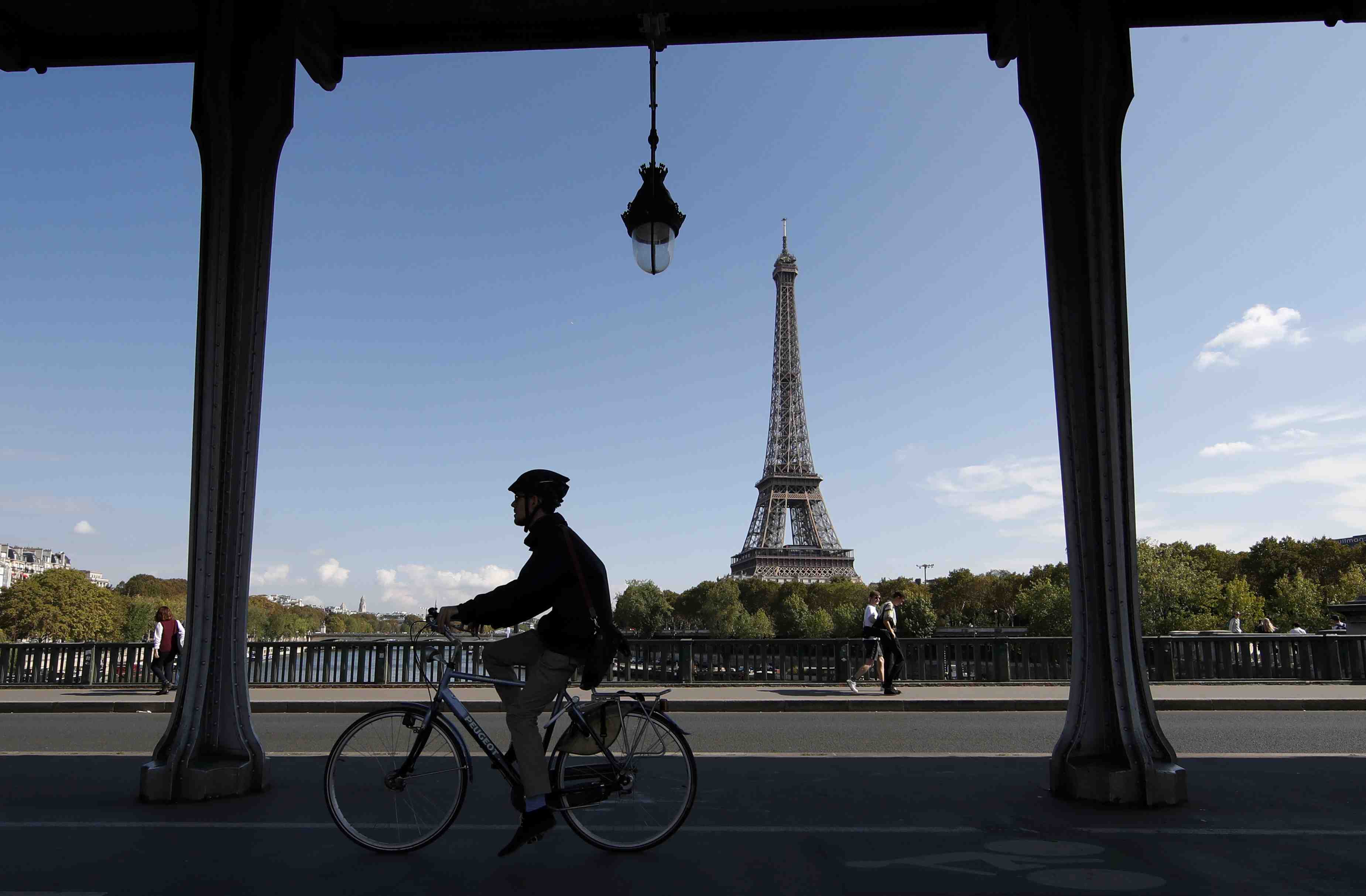 5e journee sans voiture a paris en plein debat sur l'auto en ville